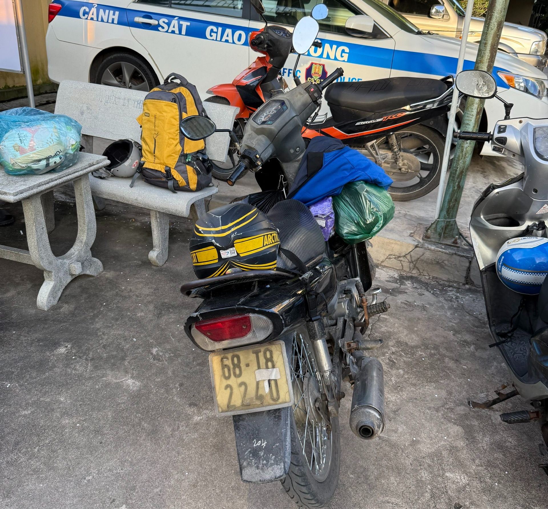 Người đàn ông chở gia đình băng qua mưa lũ đi chữa bệnh cho con và cái kết ấm lòng- Ảnh 2. Người đàn ông chở gia đình băng qua mưa lũ đi chữa bệnh cho con và cái kết ấm lòng- Ảnh 2.