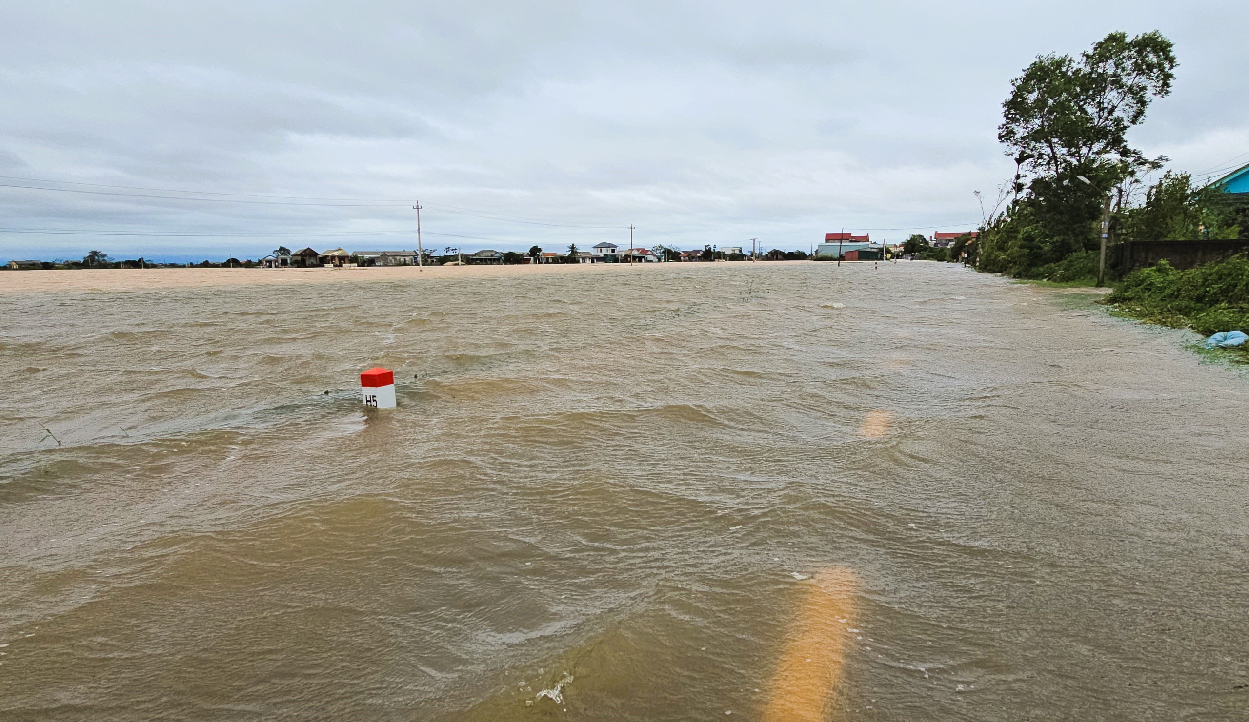 Nước lũ chưa kịp rút hết, Quảng Trị lại sẵn sàng di dời dân tránh bão Kalmaegi- Ảnh 1. Nước lũ chưa kịp rút hết, Quảng Trị lại sẵn sàng di dời dân tránh bão Kalmaegi- Ảnh 1.