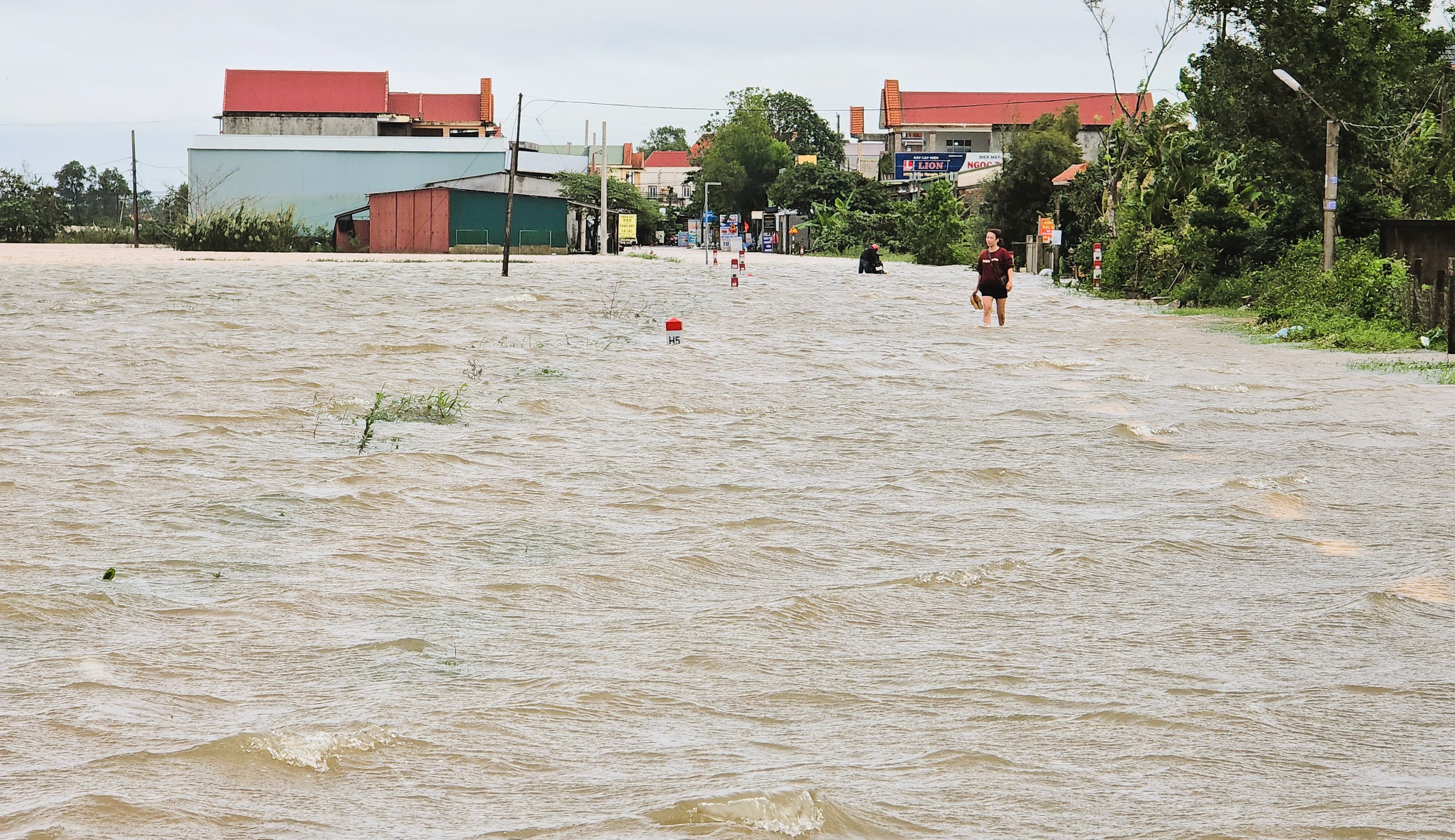 Nước lũ chưa kịp rút hết, Quảng Trị lại sẵn sàng di dời dân tránh bão Kalmaegi- Ảnh 2. Nước lũ chưa kịp rút hết, Quảng Trị lại sẵn sàng di dời dân tránh bão Kalmaegi- Ảnh 2.