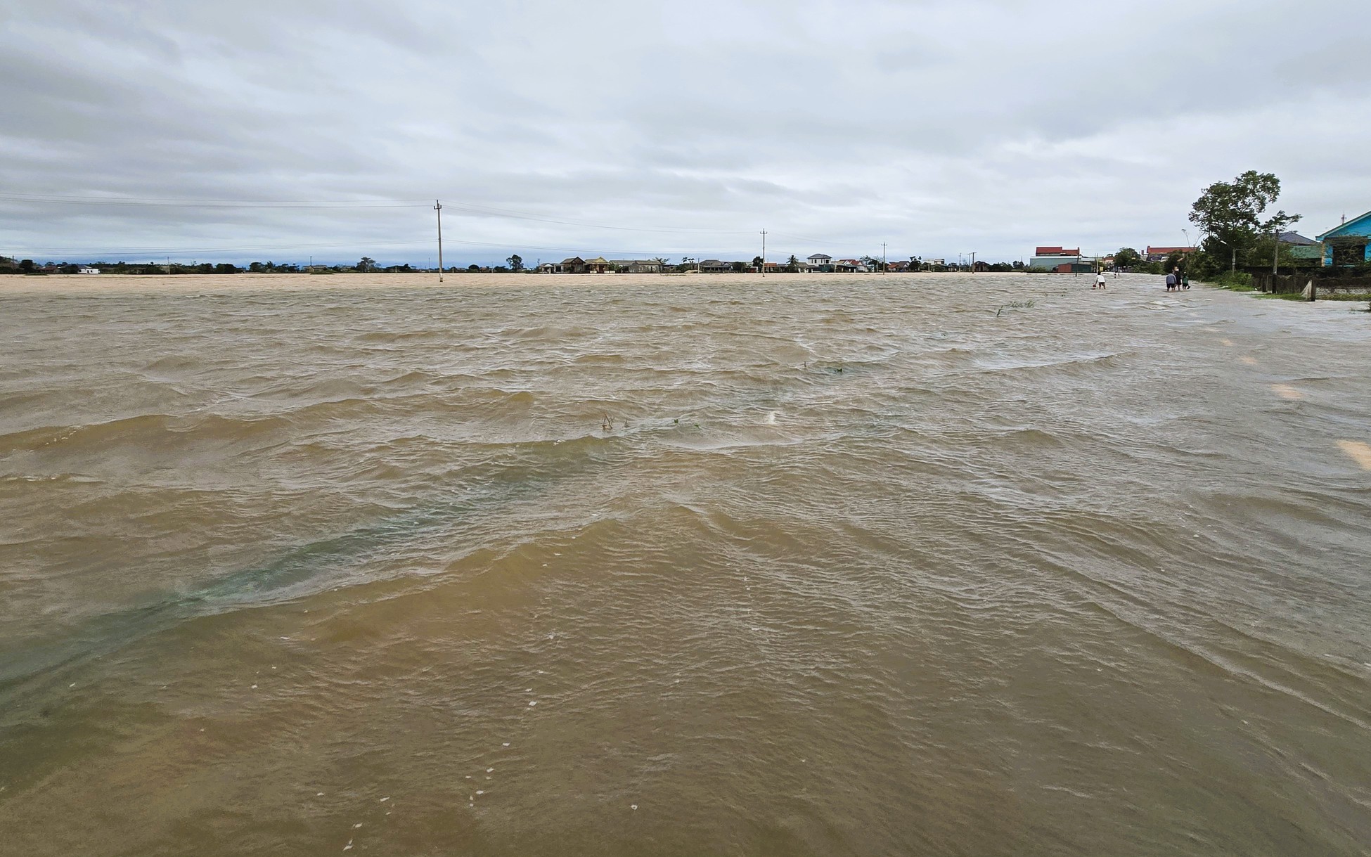 Quảng Trị vẫn còn hàng nghìn hộ dân ngập lụt, gần 18.000 học sinh nghỉ học