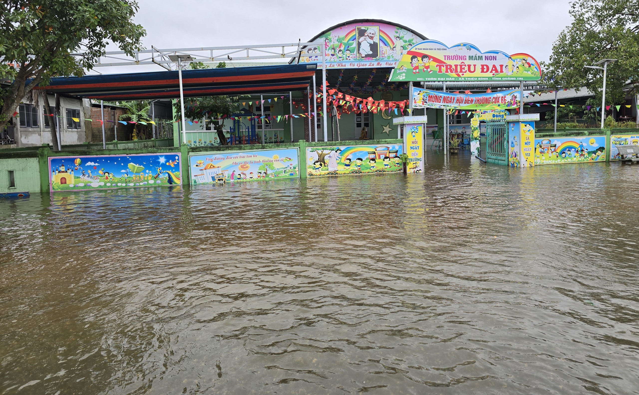 Quảng Trị vẫn còn hàng nghìn hộ dân ngập lụt, gần 18.000 học sinh nghỉ học- Ảnh 12. Quảng Trị vẫn còn hàng nghìn hộ dân ngập lụt, gần 18.000 học sinh nghỉ học- Ảnh 12.