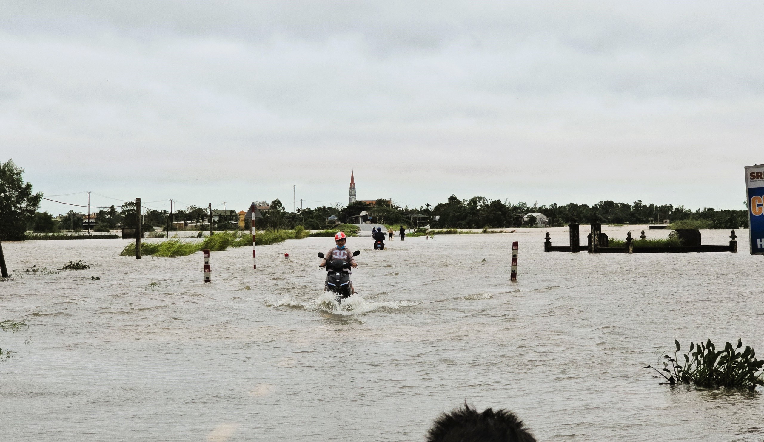 Quảng Trị vẫn còn hàng nghìn hộ dân ngập lụt, gần 18.000 học sinh nghỉ học- Ảnh 3. Quảng Trị vẫn còn hàng nghìn hộ dân ngập lụt, gần 18.000 học sinh nghỉ học- Ảnh 3.