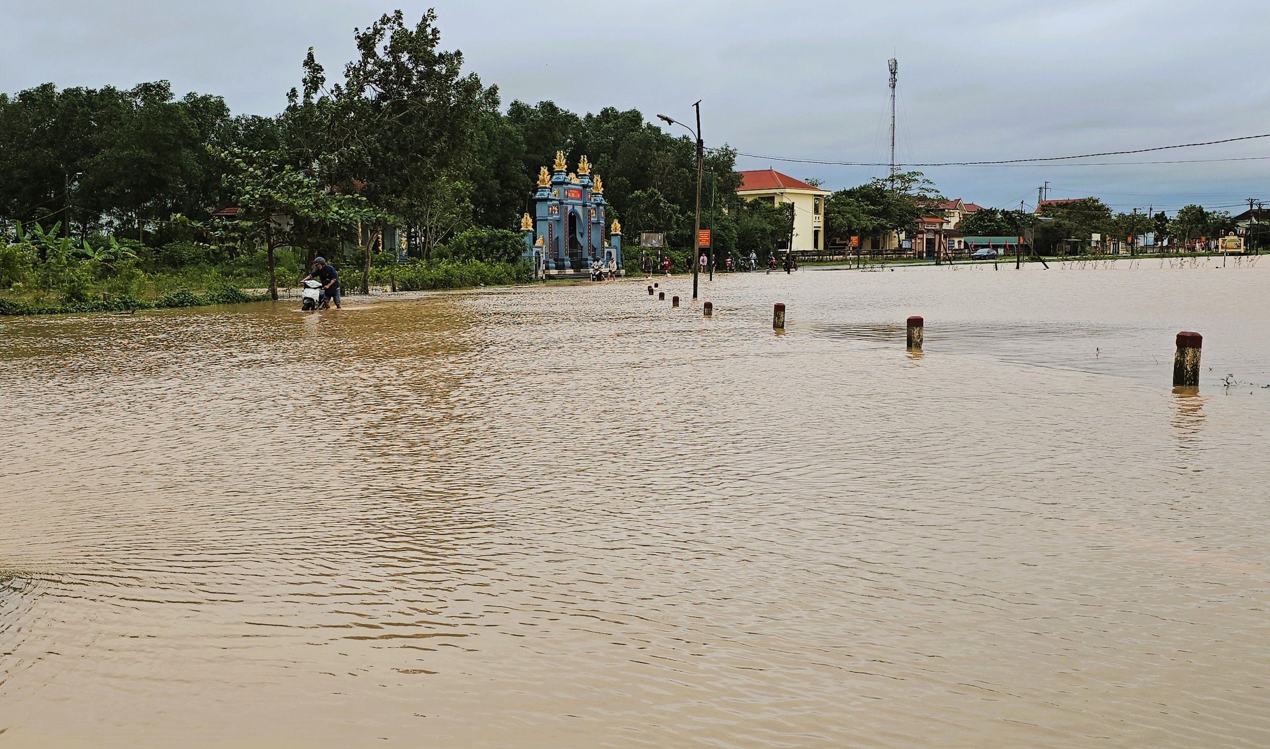 Quảng Trị vẫn còn hàng nghìn hộ dân ngập lụt, gần 18.000 học sinh nghỉ học- Ảnh 6. Quảng Trị vẫn còn hàng nghìn hộ dân ngập lụt, gần 18.000 học sinh nghỉ học- Ảnh 6.