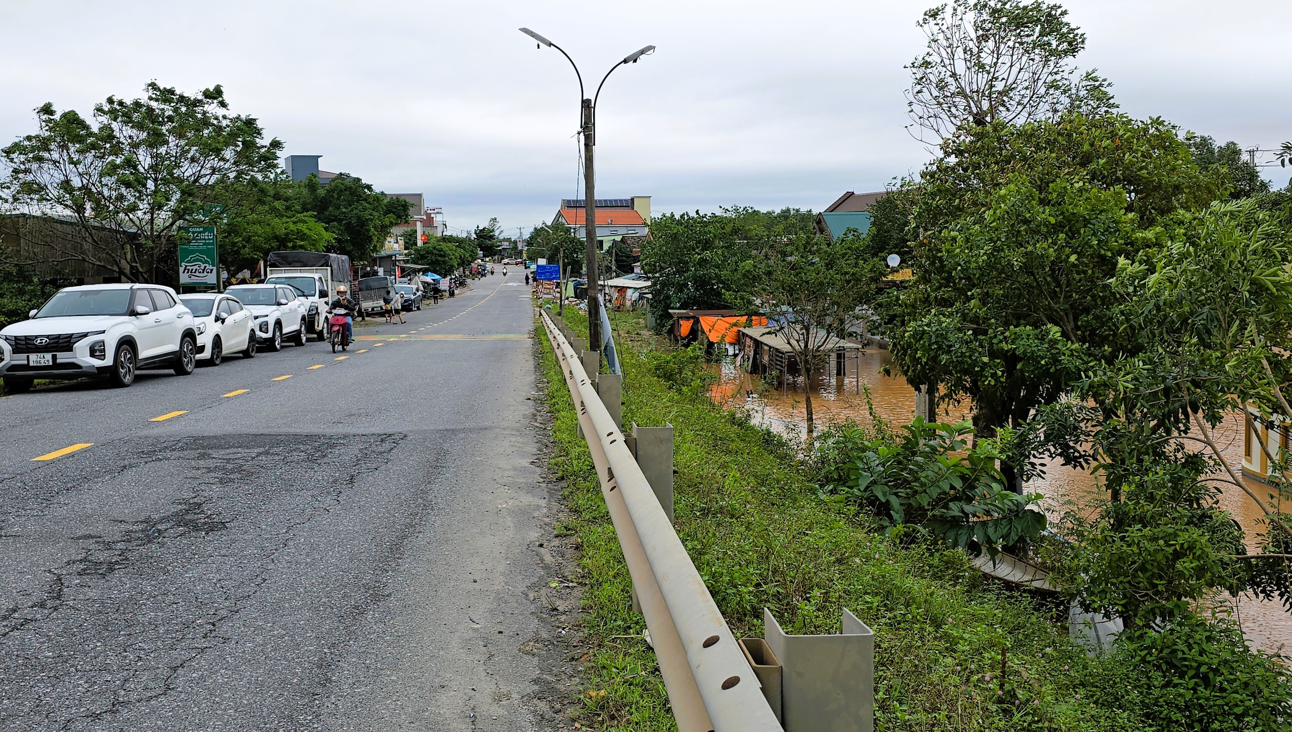 Quảng Trị vẫn còn hàng nghìn hộ dân ngập lụt, gần 18.000 học sinh nghỉ học- Ảnh 7. Quảng Trị vẫn còn hàng nghìn hộ dân ngập lụt, gần 18.000 học sinh nghỉ học- Ảnh 7.