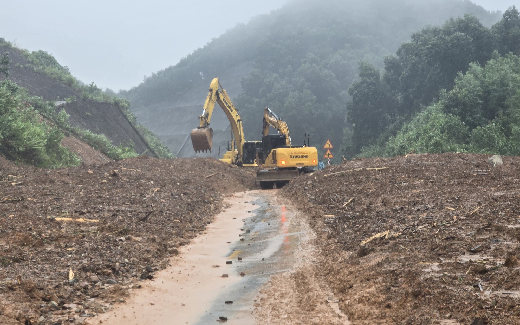 Ứng dụng công nghệ trong bảo trì đường bộ, ứng phó biến đổi khí hậu- Ảnh 3. Ngành đường bộ chủ động phòng chống, khắc phục hậu quả thiên tai