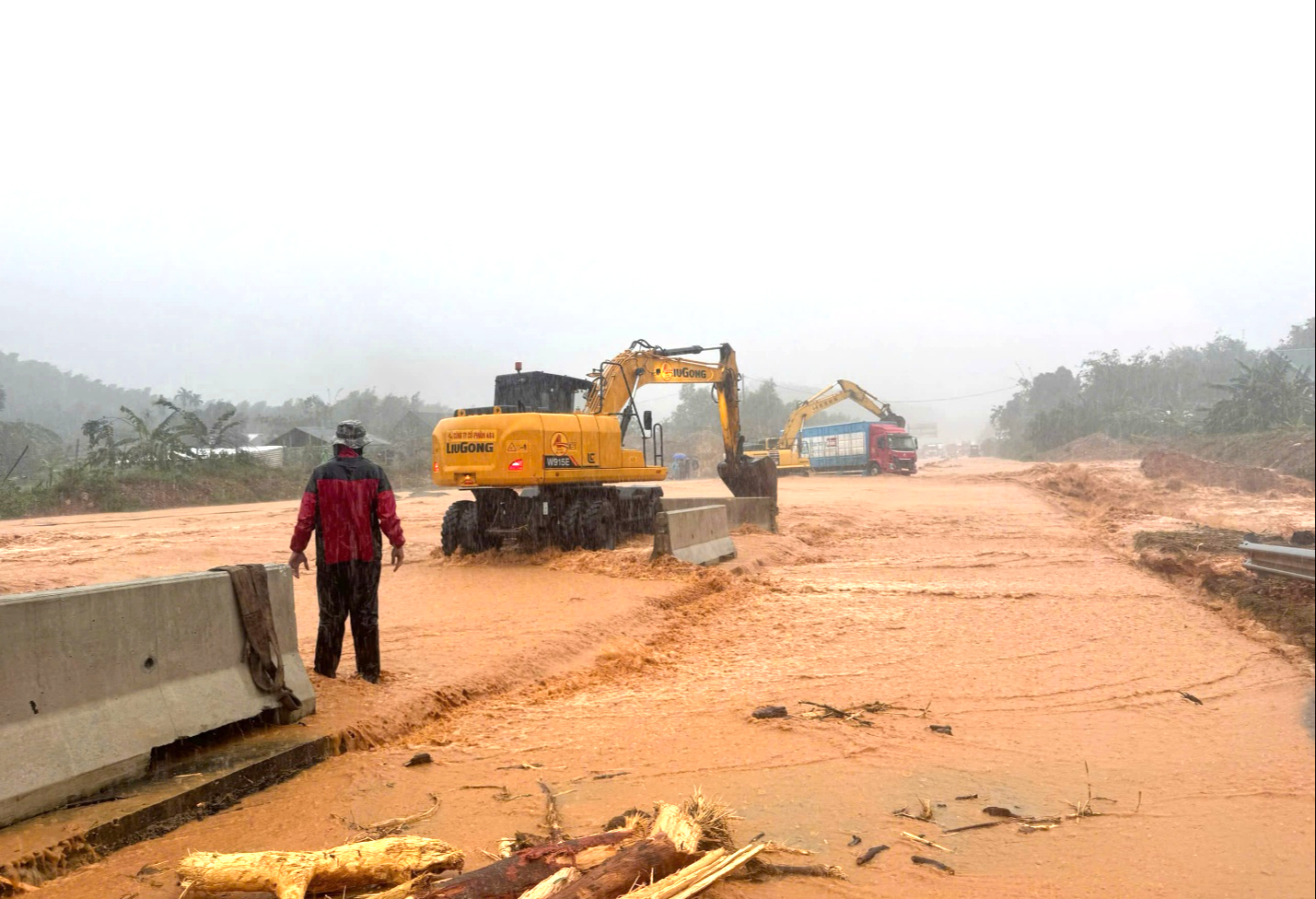 Ngành đường bộ chủ động phòng chống, khắc phục hậu quả thiên tai- Ảnh 1. Ngành đường bộ chủ động phòng chống, khắc phục hậu quả thiên tai- Ảnh 1.