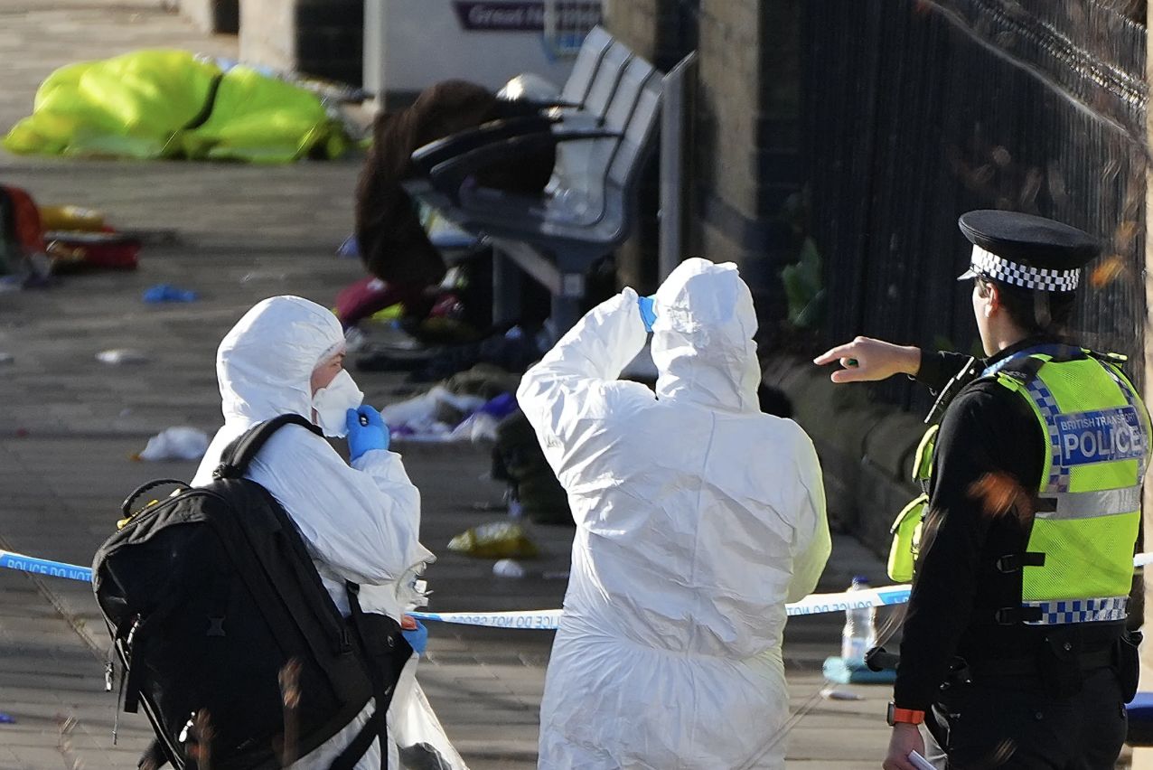 Vụ tấn công trên tàu ở Anh: Nghi phạm bị truy tố 11 tội danh âm mưu giết người- Ảnh 1.