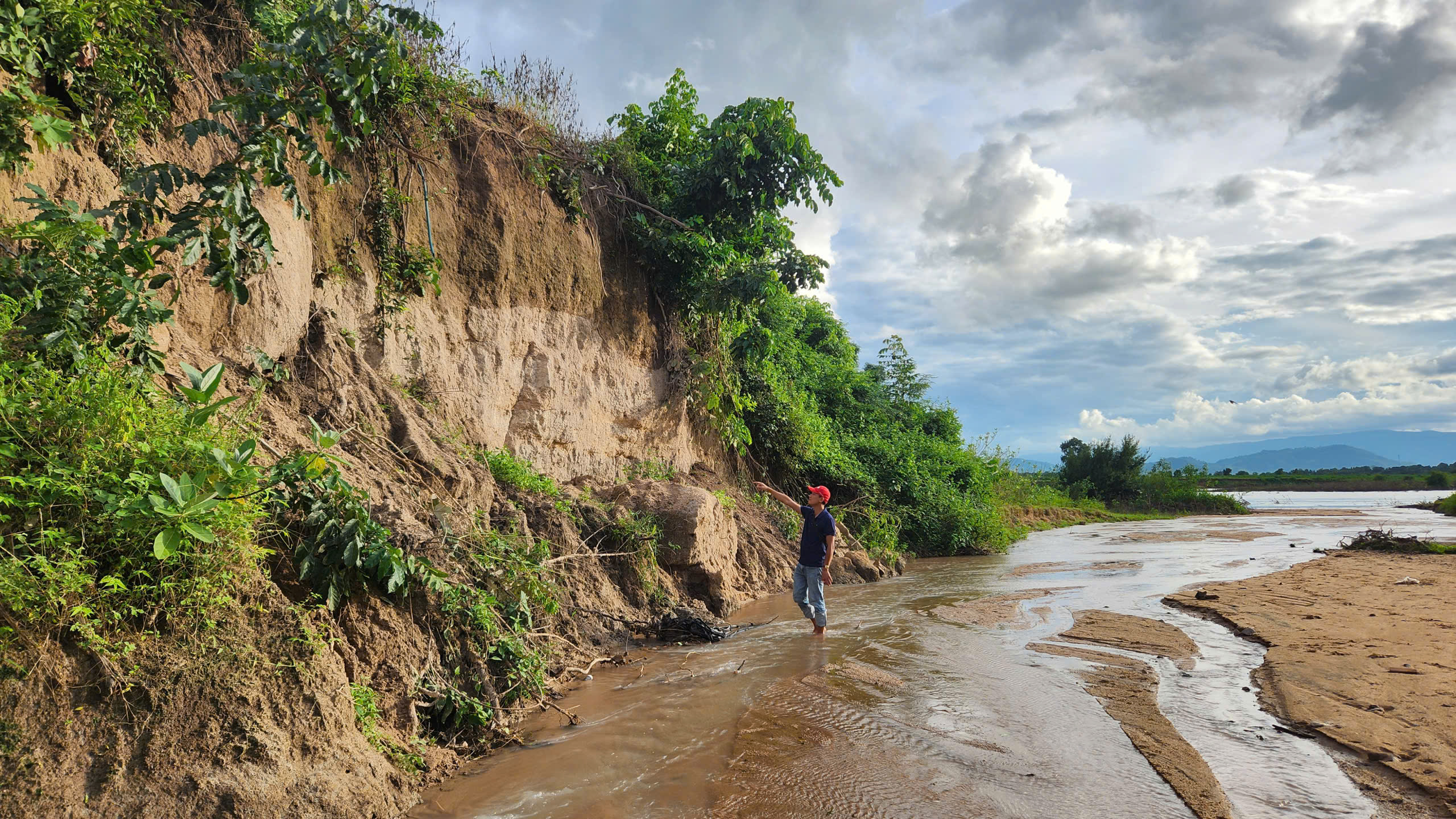 Toàn cảnh sạt lở bờ sông Ba cuốn trôi 100ha đất, hơn 3.500 người dân Gia Lai bị ảnh hưởng- Ảnh 11. Toàn cảnh sạt lở bờ sông Ba cuốn trôi 100ha đất, hơn 3.500 người dân Gia Lai bị ảnh hưởng- Ảnh 11.