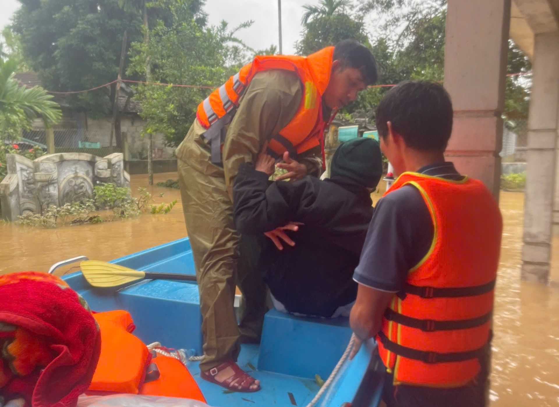 Còn 54.000 nhà bị ngập, chưa "hồi sức" sau mưa lũ, Huế lại gồng mình chống bão Kalmaegi - Ảnh 6.