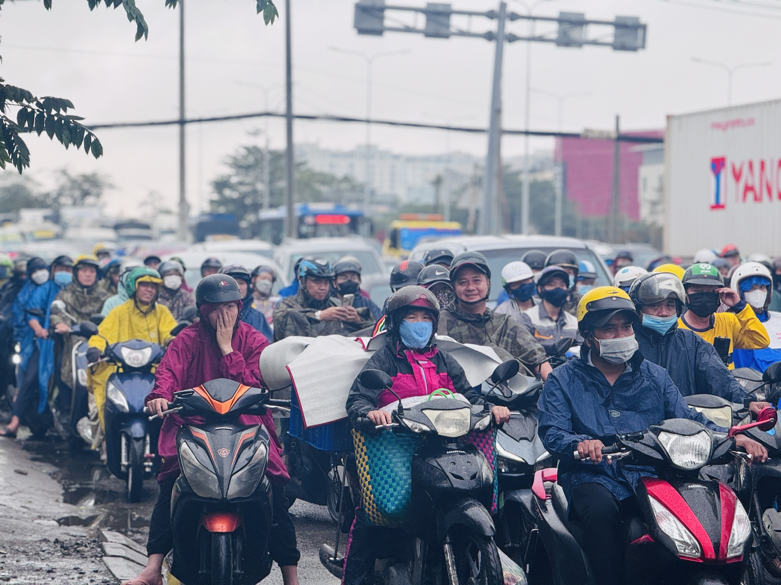 Kiểm soát phát thải: Bước đi tất yếu trong chiến lược tăng "xanh hóa" tại TP.HCM- Ảnh 1. Kiểm soát phát thải: Bước đi tất yếu trong chiến lược tăng "xanh hóa" tại TP.HCM- Ảnh 1.