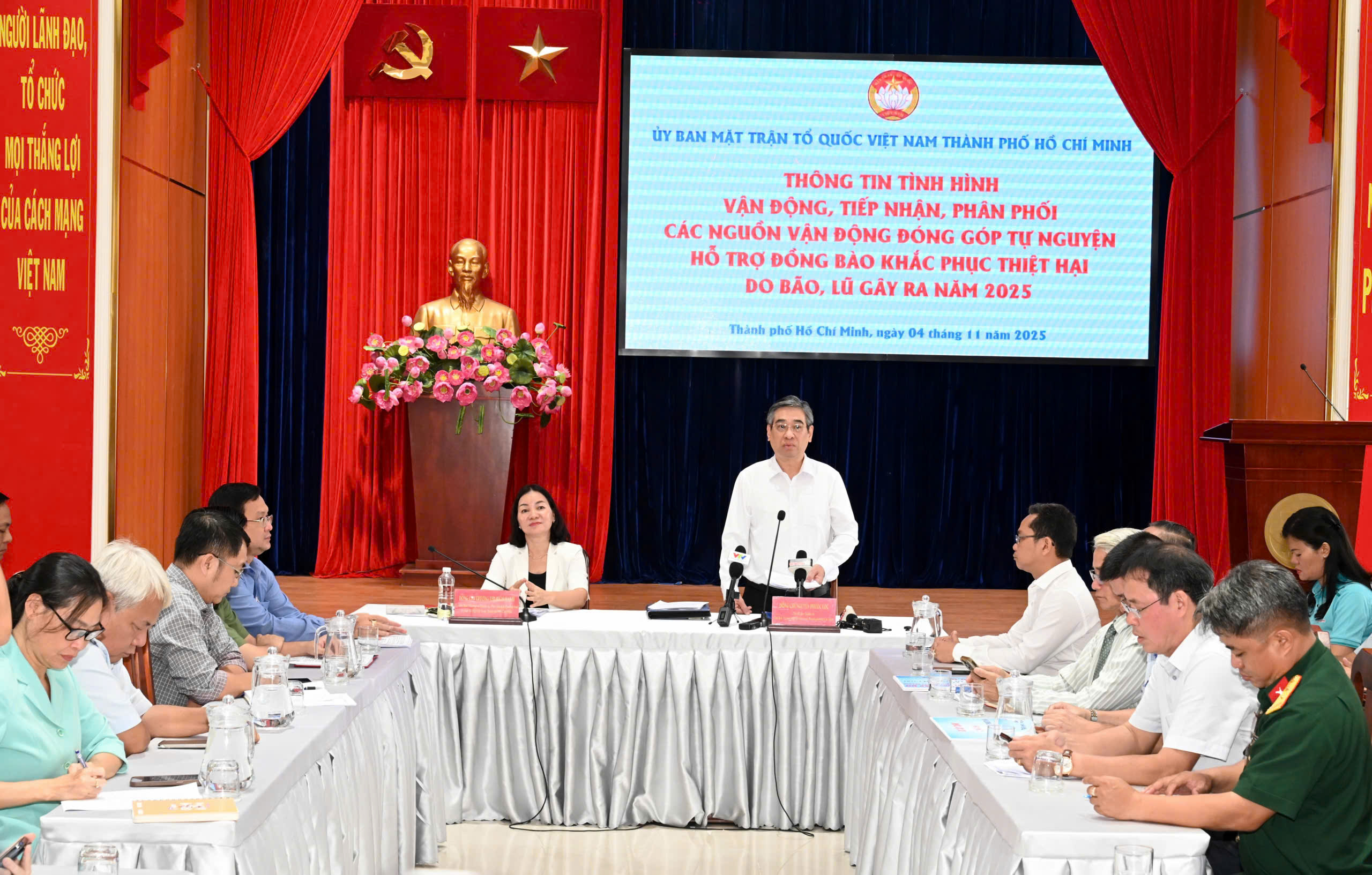 TP.HCM: Tiếp nhận hơn 210 tỷ đồng ủng hộ vùng bão lũ- Ảnh 1. TP.HCM: Tiếp nhận hơn 210 tỷ đồng ủng hộ vùng bão lũ- Ảnh 1.