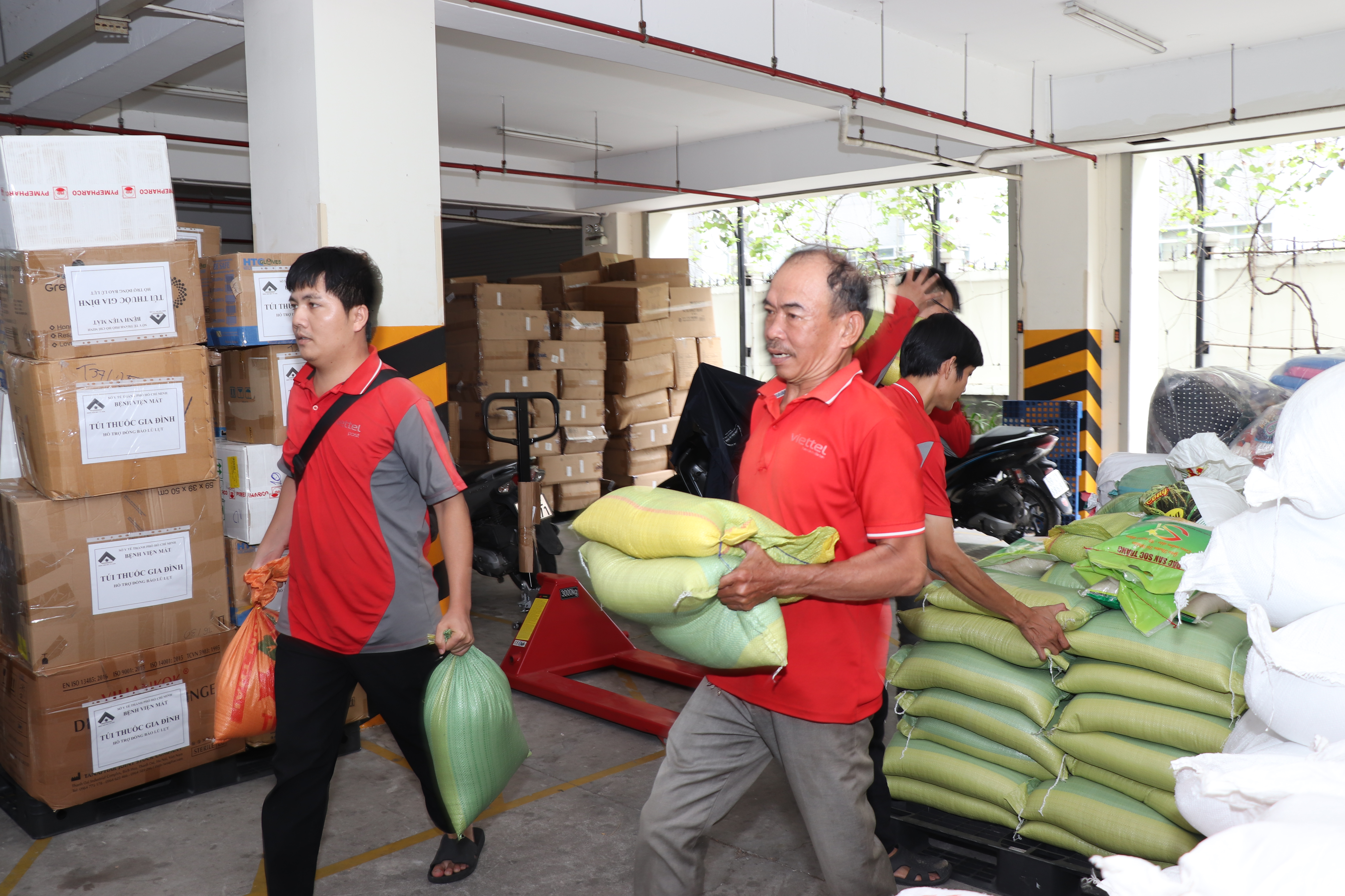 TP.HCM: Tiếp nhận hơn 210 tỷ đồng ủng hộ vùng bão lũ- Ảnh 2. TP.HCM: Tiếp nhận hơn 210 tỷ đồng ủng hộ vùng bão lũ- Ảnh 2.