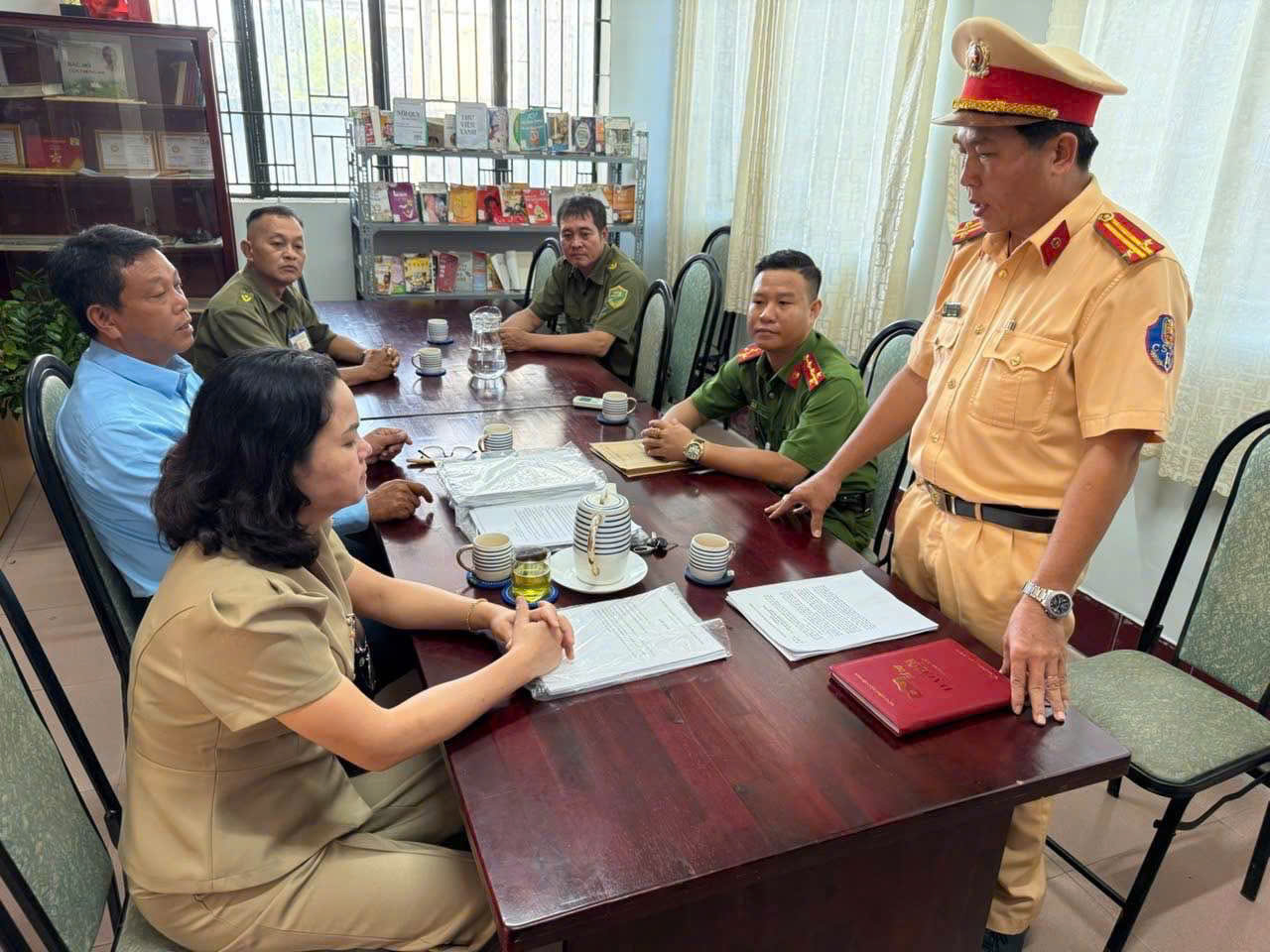 CSGT TP.HCM đồng loạt kiểm tra bãi giữ xe quanh trường học- Ảnh 2. CSGT TP.HCM đồng loạt kiểm tra bãi giữ xe quanh trường học- Ảnh 2.