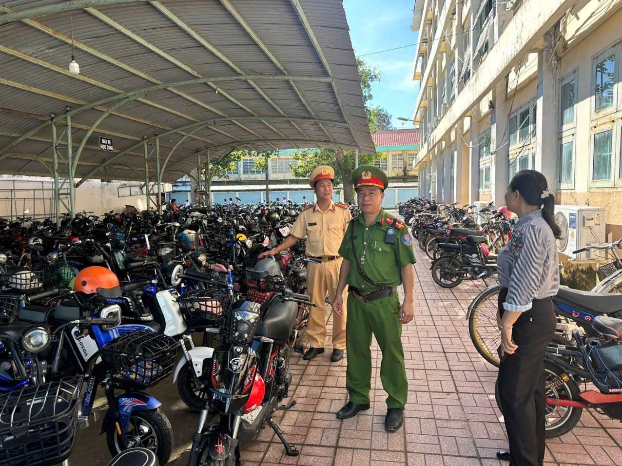 CSGT TP.HCM đồng loạt kiểm tra bãi giữ xe quanh trường học- Ảnh 1. CSGT TP.HCM đồng loạt kiểm tra bãi giữ xe quanh trường học- Ảnh 1.