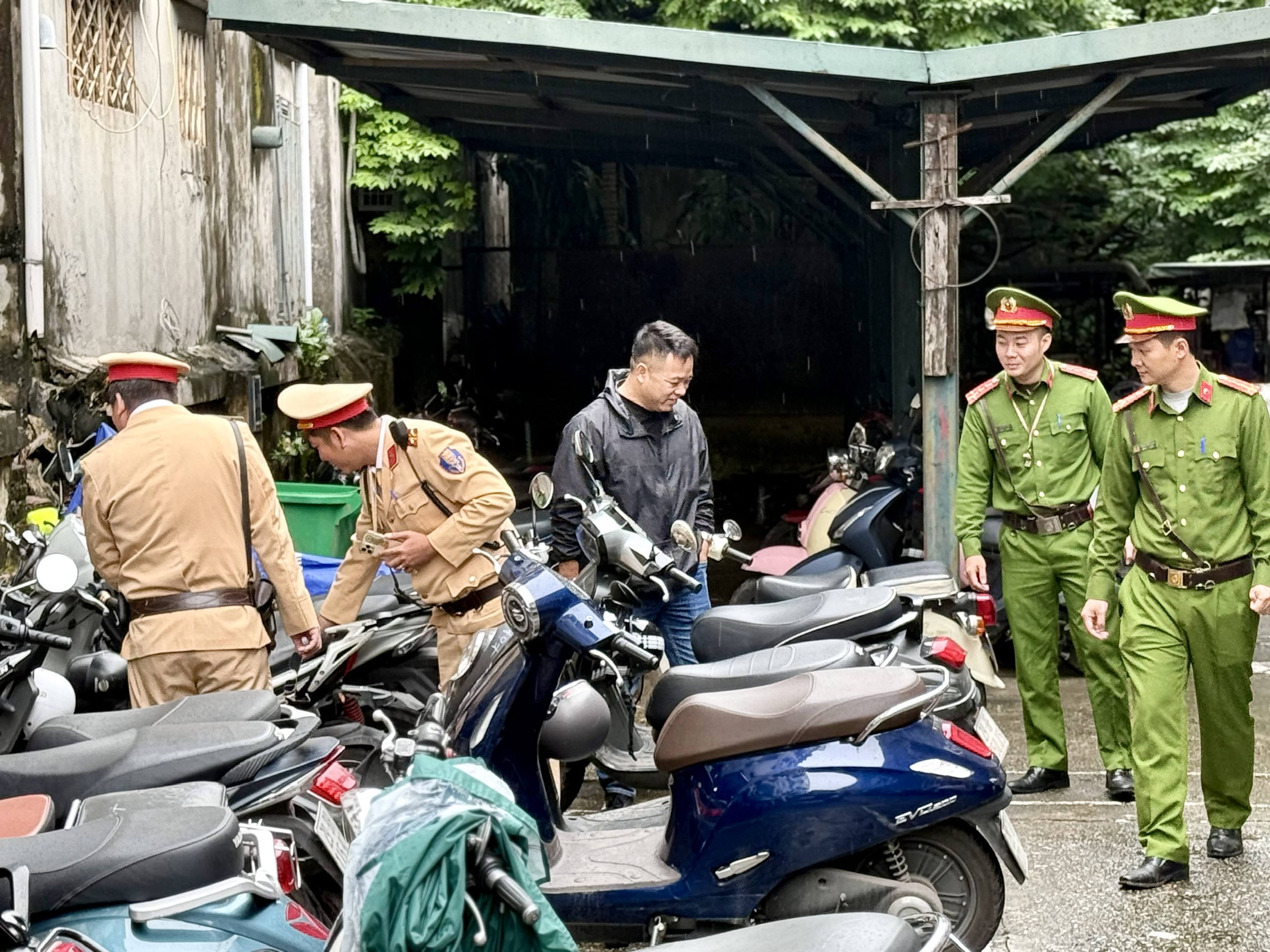 Hà Nội siết chặt bãi xe quanh trường, xử lý học sinh vi phạm giao thông- Ảnh 2. Hà Nội siết chặt bãi xe quanh trường, xử lý học sinh vi phạm giao thông- Ảnh 2.