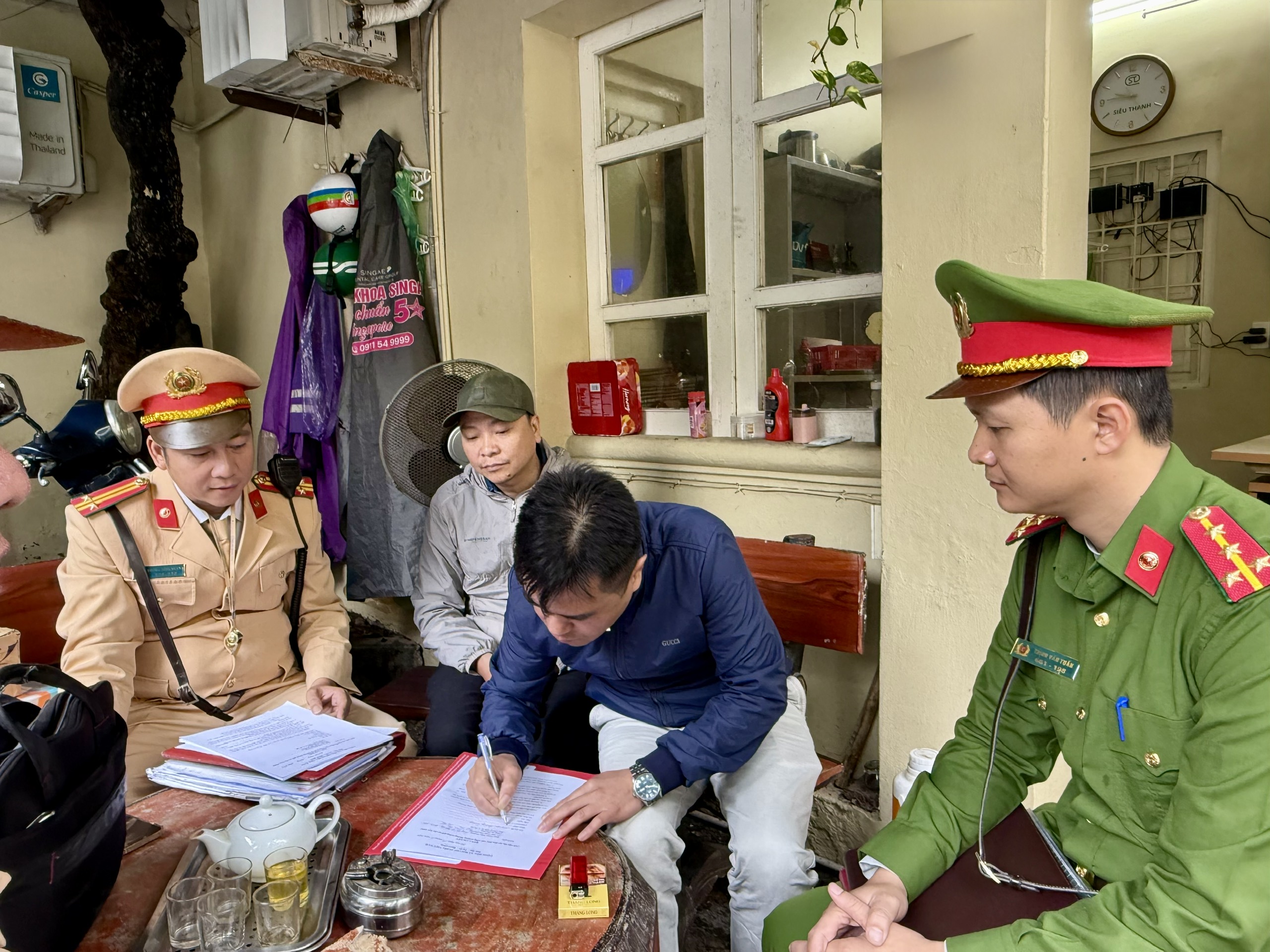 Hà Nội siết chặt bãi xe quanh trường, xử lý học sinh vi phạm giao thông- Ảnh 3. Hà Nội siết chặt bãi xe quanh trường, xử lý học sinh vi phạm giao thông- Ảnh 3.