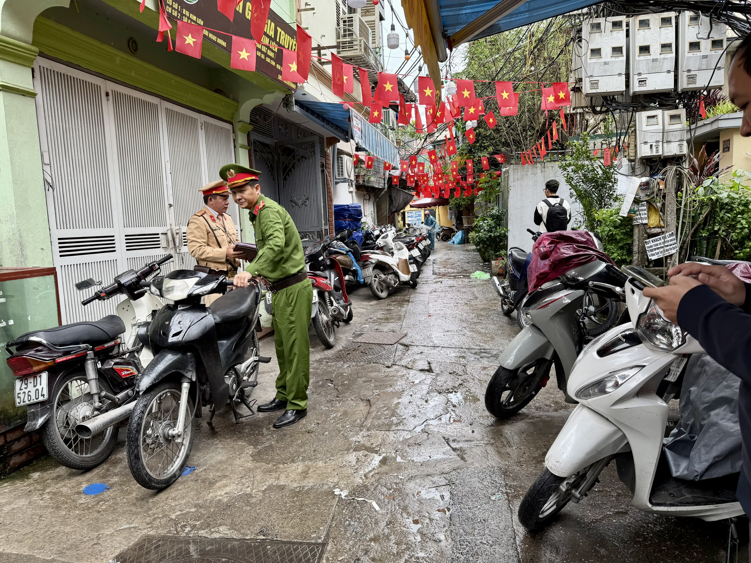 Hà Nội siết chặt bãi xe quanh trường, xử lý học sinh vi phạm giao thông- Ảnh 5. Hà Nội siết chặt bãi xe quanh trường, xử lý học sinh vi phạm giao thông- Ảnh 5.