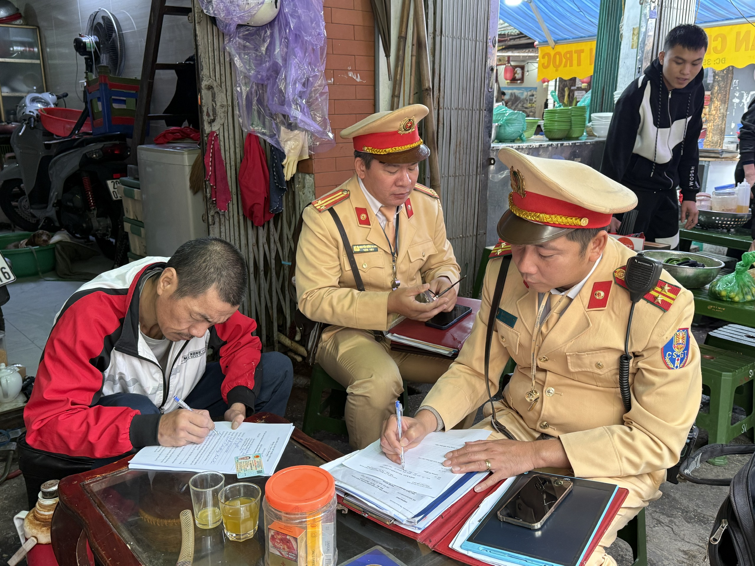 Hà Nội siết chặt bãi xe quanh trường, xử lý học sinh vi phạm giao thông- Ảnh 6. Hà Nội siết chặt bãi xe quanh trường, xử lý học sinh vi phạm giao thông- Ảnh 6.