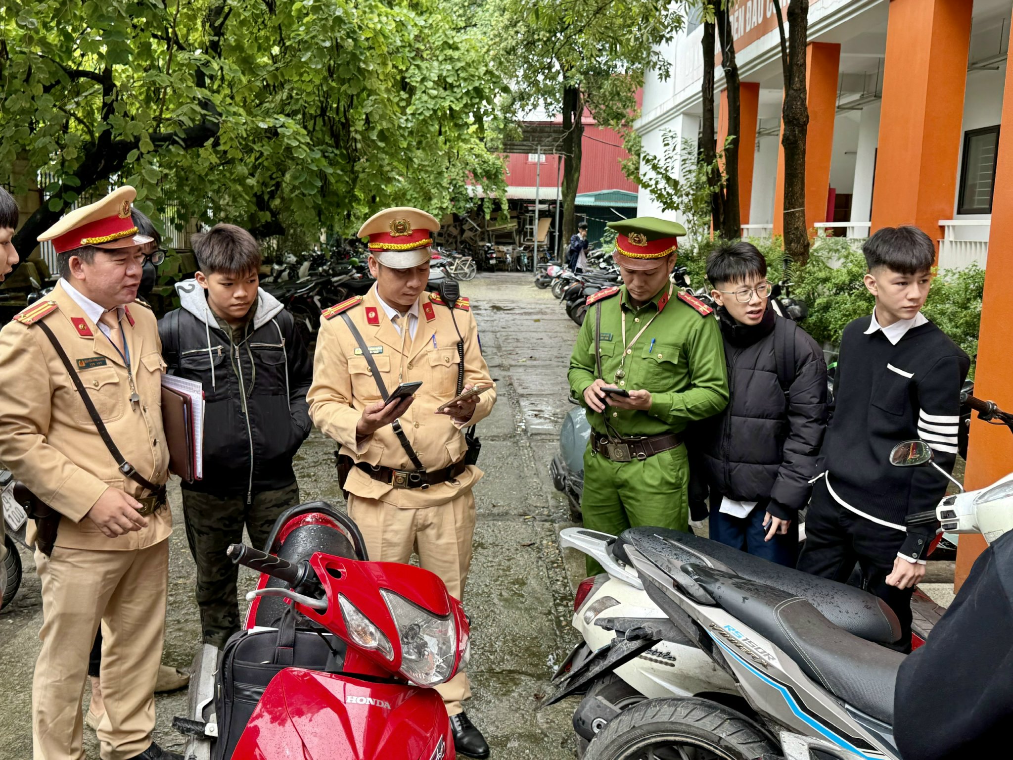 Hà Nội siết chặt bãi xe quanh trường, xử lý học sinh vi phạm giao thông- Ảnh 4. Hà Nội siết chặt bãi xe quanh trường, xử lý học sinh vi phạm giao thông- Ảnh 4.