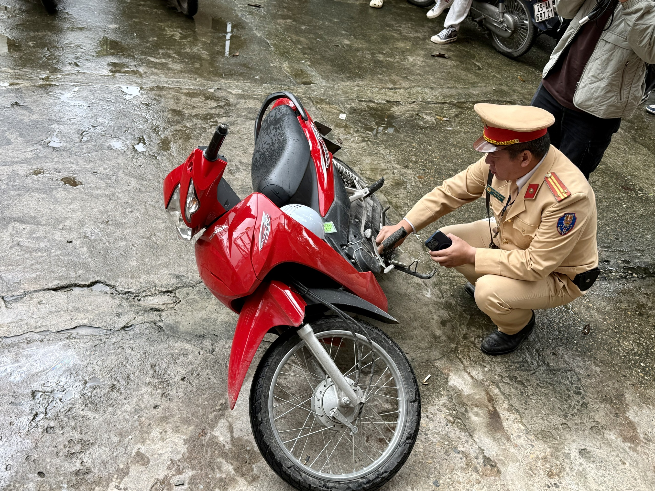 Hà Nội siết chặt bãi xe quanh trường, xử lý học sinh vi phạm giao thông- Ảnh 7. Hà Nội siết chặt bãi xe quanh trường, xử lý học sinh vi phạm giao thông- Ảnh 7.