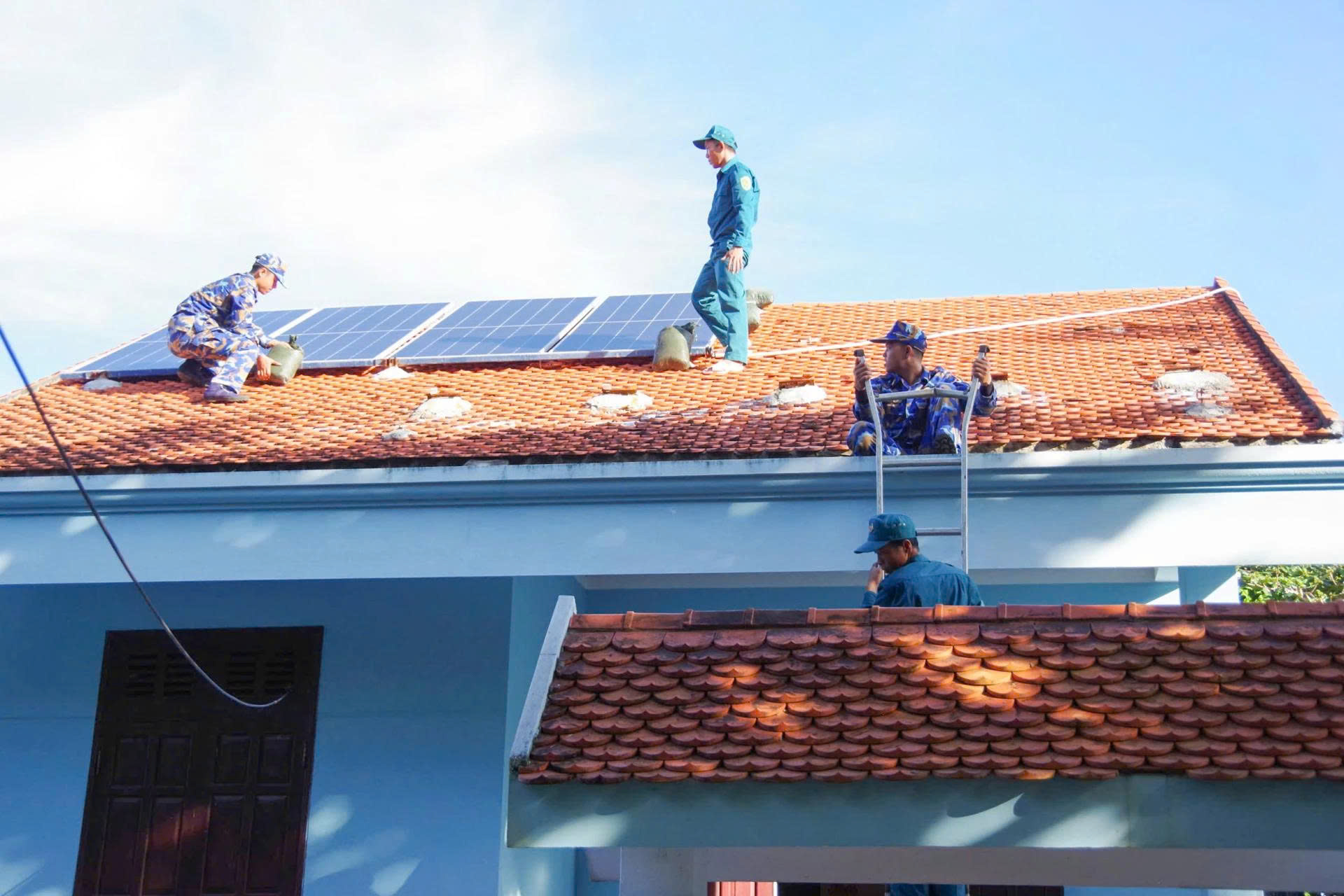 Bộ đội Trường Sa chủ động ứng phó với bão số 13- Ảnh 2. Bộ đội Trường Sa chủ động ứng phó với bão số 13- Ảnh 2.