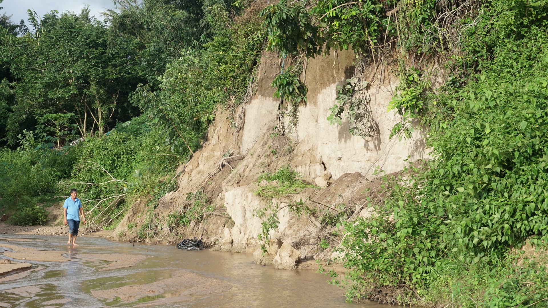 Toàn cảnh sạt lở bờ sông Ba cuốn trôi 100ha đất, hơn 3.500 người dân Gia Lai bị ảnh hưởng- Ảnh 1. Toàn cảnh sạt lở bờ sông Ba cuốn trôi 100ha đất, hơn 3.500 người dân Gia Lai bị ảnh hưởng- Ảnh 1.
