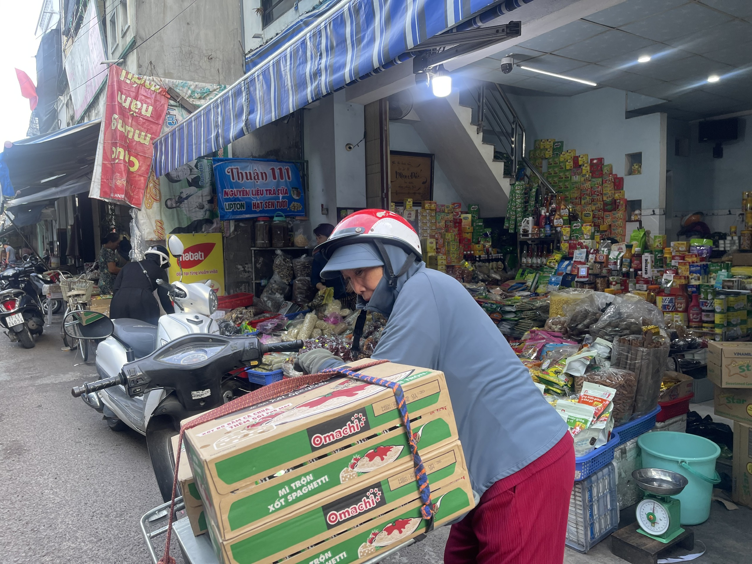 Người dân Gia Lai đổ xô mua hàng thiết yếu trước khi bão Kalmaegi đổ bộ - Ảnh 4. Người dân Gia Lai đổ xô mua hàng thiết yếu trước khi bão Kalmaegi đổ bộ - Ảnh 4.