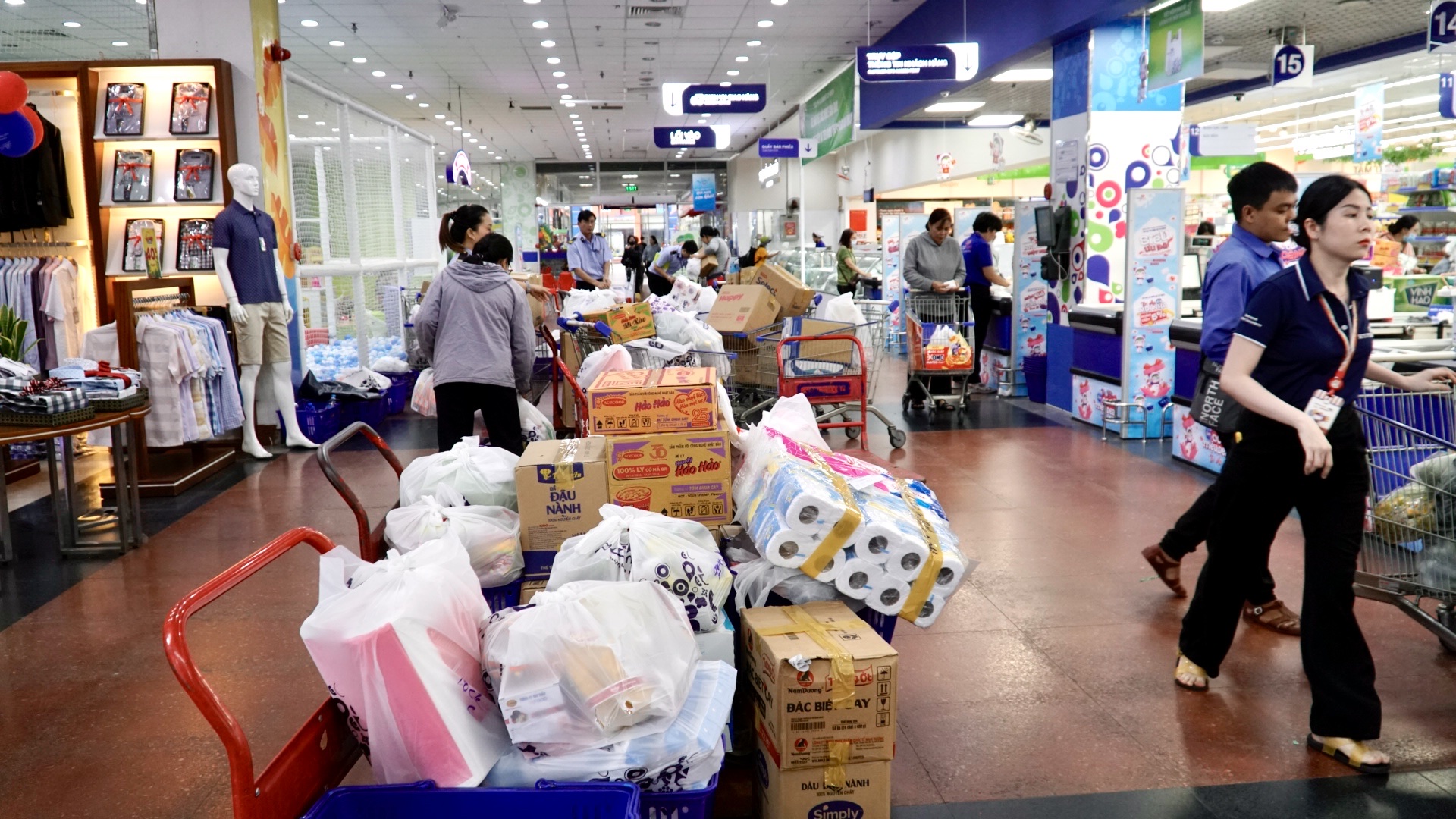 Người dân Gia Lai đổ xô mua hàng thiết yếu trước khi bão Kalmaegi đổ bộ - Ảnh 1. Người dân Gia Lai đổ xô mua hàng thiết yếu trước khi bão Kalmaegi đổ bộ - Ảnh 1.