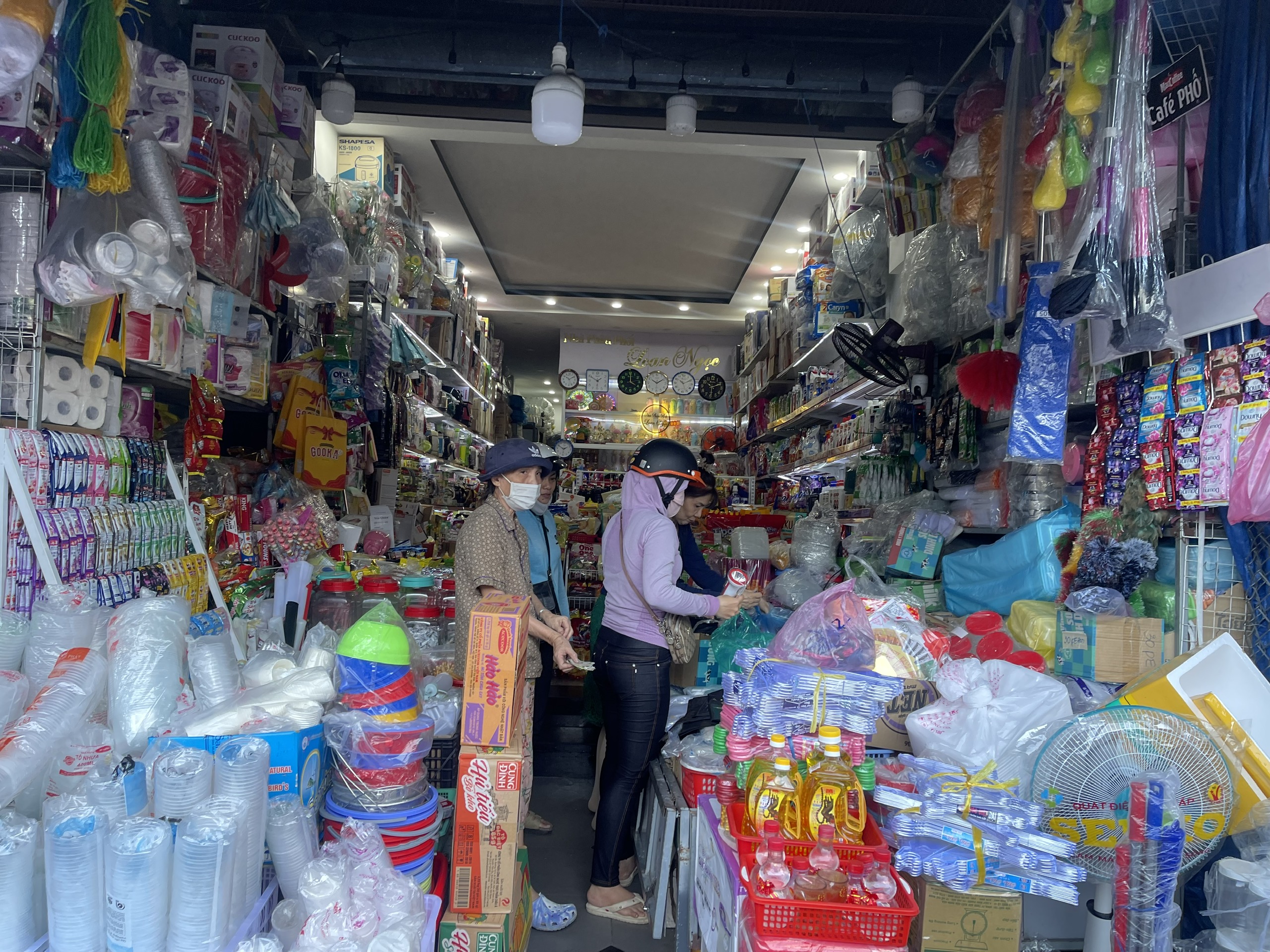 Người dân Gia Lai đổ xô mua hàng thiết yếu trước khi bão Kalmaegi đổ bộ - Ảnh 5. Người dân Gia Lai đổ xô mua hàng thiết yếu trước khi bão Kalmaegi đổ bộ - Ảnh 5.