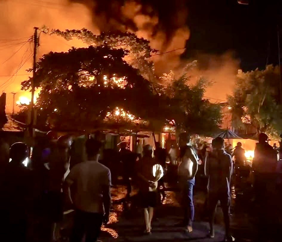 Gia Lai: Cháy lớn trong đêm thiêu rụi hàng chục gian hàng tại chợ Bình Dương- Ảnh 1.