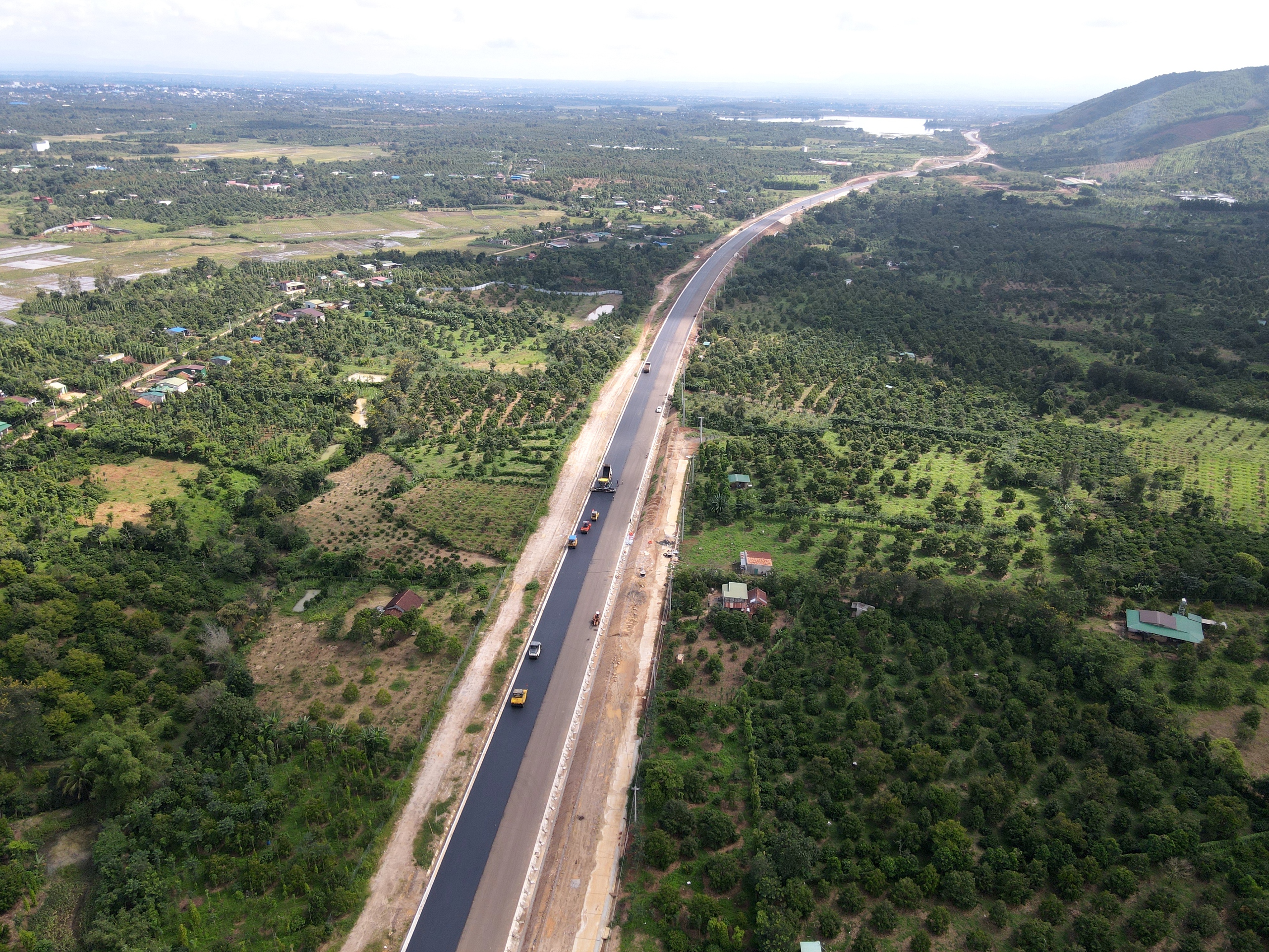 Cận cảnh từng mét thảm bê tông nhựa định hình diện mạo cao tốc Khánh Hòa - Buôn Ma Thuột- Ảnh 12.