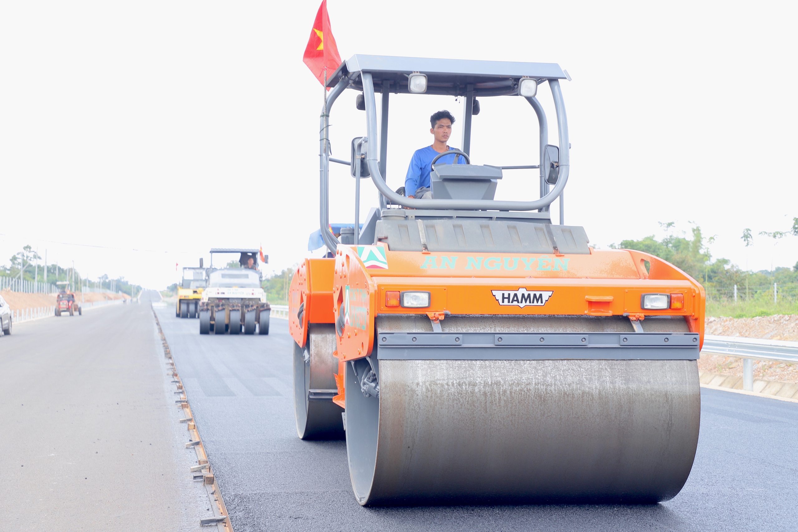 Cận cảnh từng mét thảm bê tông nhựa định hình diện mạo cao tốc Khánh Hòa - Buôn Ma Thuột- Ảnh 7.