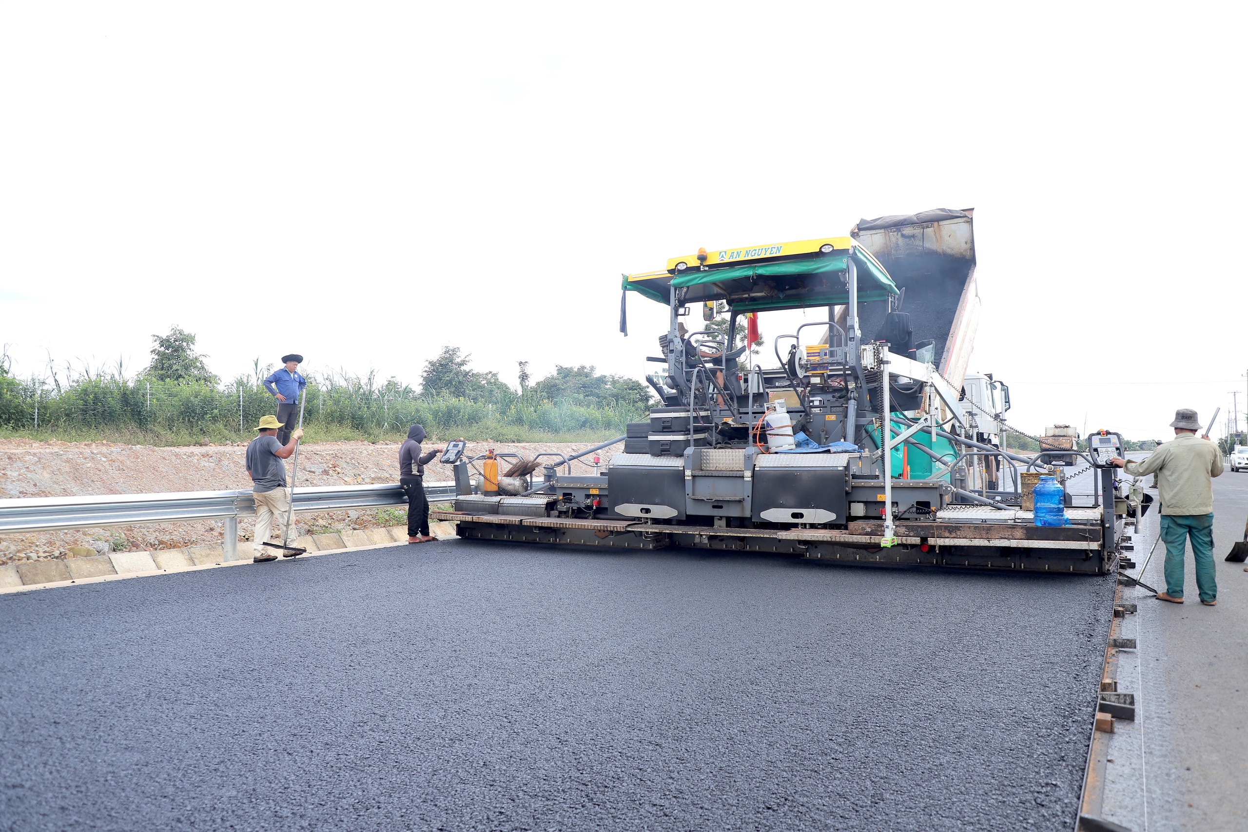 Cận cảnh từng mét thảm bê tông nhựa định hình diện mạo cao tốc Khánh Hòa - Buôn Ma Thuột- Ảnh 2.