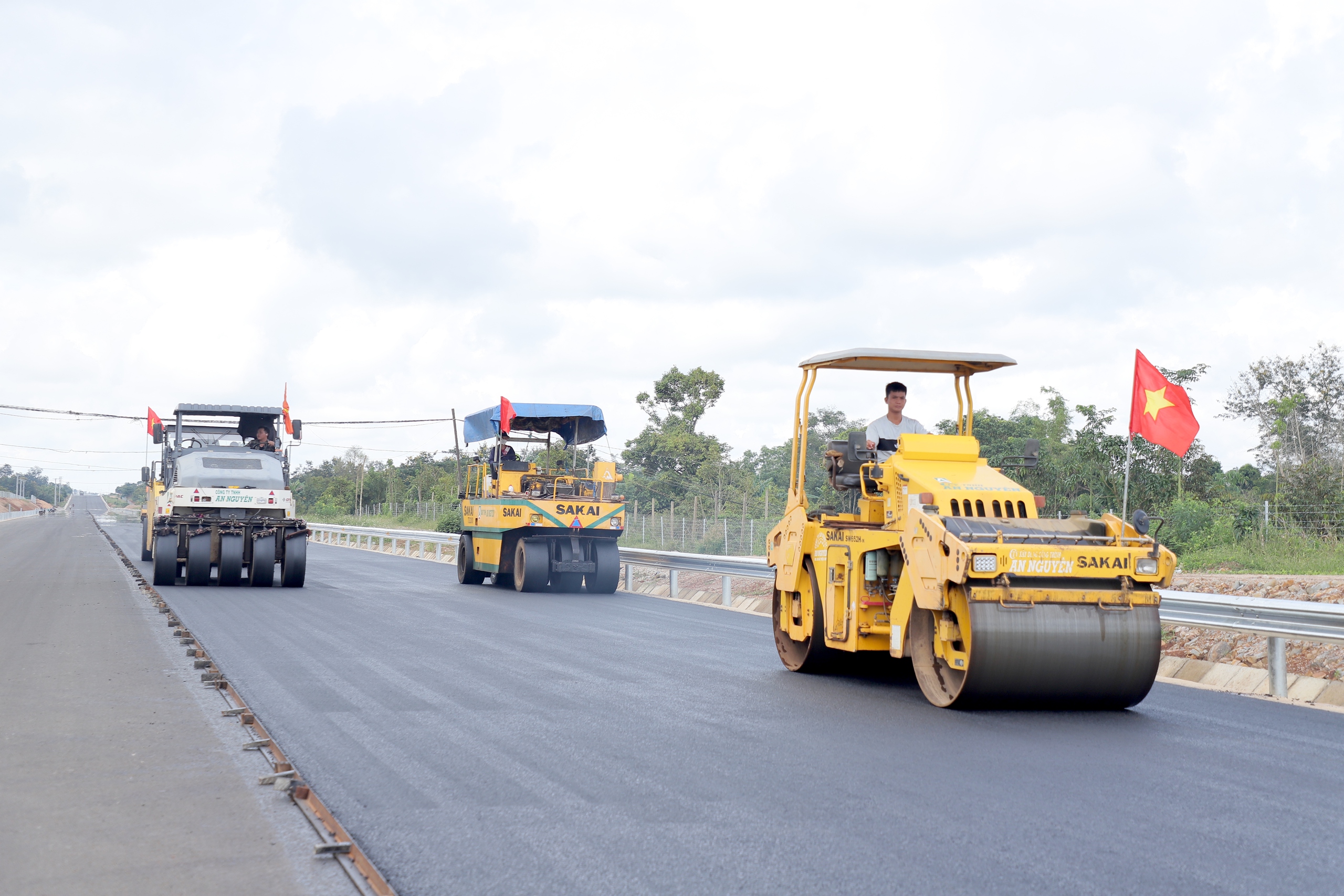 Cận cảnh từng mét thảm bê tông nhựa định hình diện mạo cao tốc Khánh Hòa - Buôn Ma Thuột- Ảnh 6.
