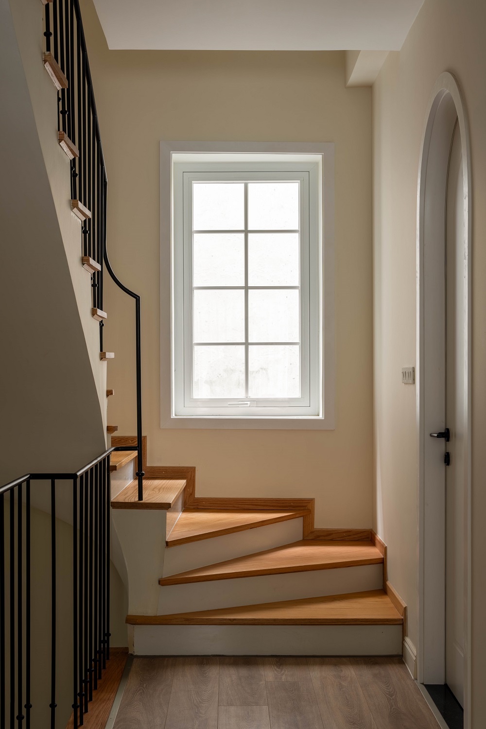 Đường cong tinh tế cho ngôi nhà mặt ngõ có diện tích nhỏ- Ảnh 4.