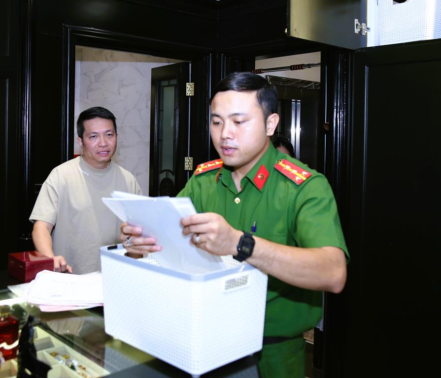 Bắt tạm giam chồng Đoàn Di Băng để điều tra hành vi sản xuất, buôn bán hàng giả- Ảnh 3. Bắt tạm giam chồng Đoàn Di Băng để điều tra hành vi sản xuất, buôn bán hàng giả- Ảnh 3.