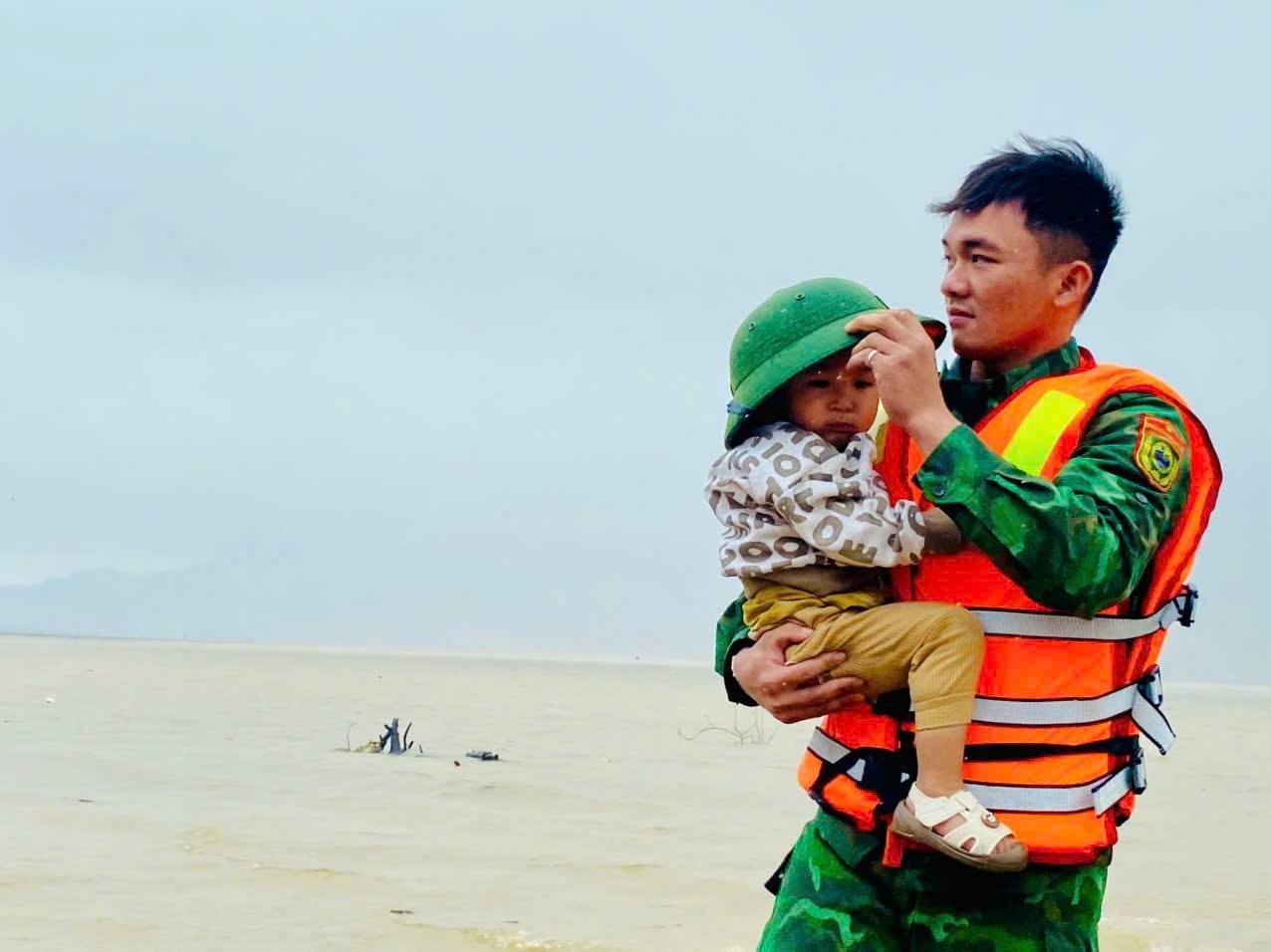 Người dân Hà Tĩnh sẻ chia và đùm bọc nhau trong mưa lũ- Ảnh 4. Người dân Hà Tĩnh sẻ chia và đùm bọc nhau trong mưa lũ- Ảnh 4.