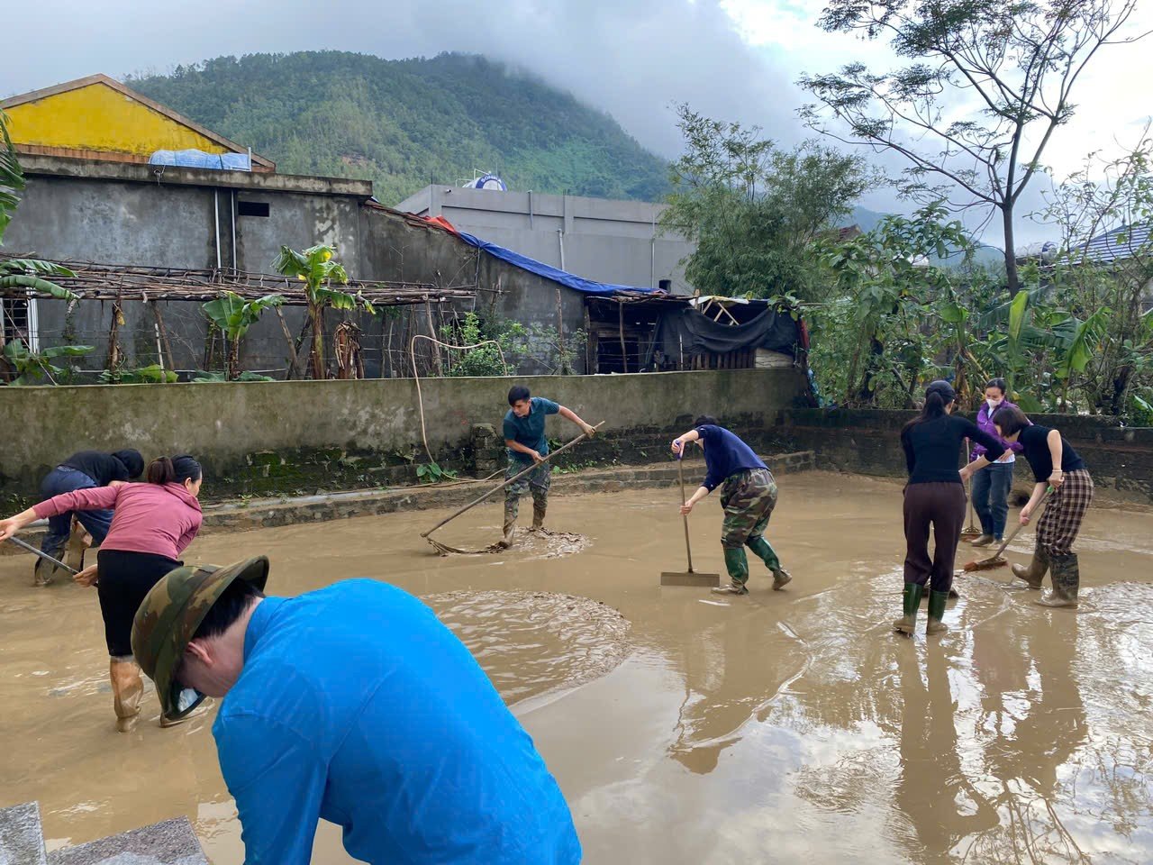 Người dân Hà Tĩnh sẻ chia và đùm bọc nhau trong mưa lũ- Ảnh 8. Người dân Hà Tĩnh sẻ chia và đùm bọc nhau trong mưa lũ- Ảnh 8.