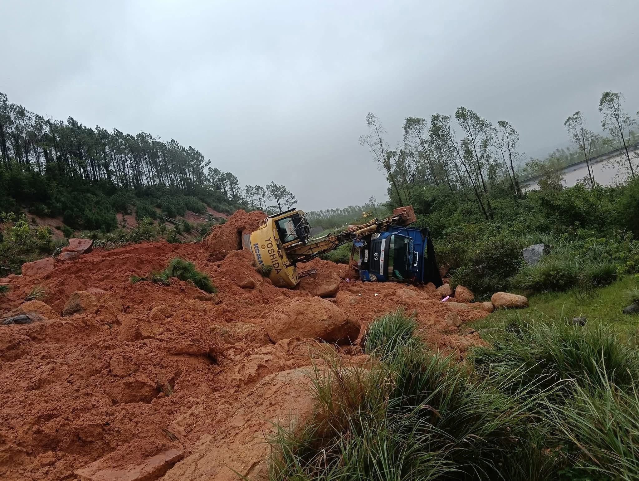 Người dân Hà Tĩnh sẻ chia và đùm bọc nhau trong mưa lũ- Ảnh 2. Người dân Hà Tĩnh sẻ chia và đùm bọc nhau trong mưa lũ- Ảnh 2.