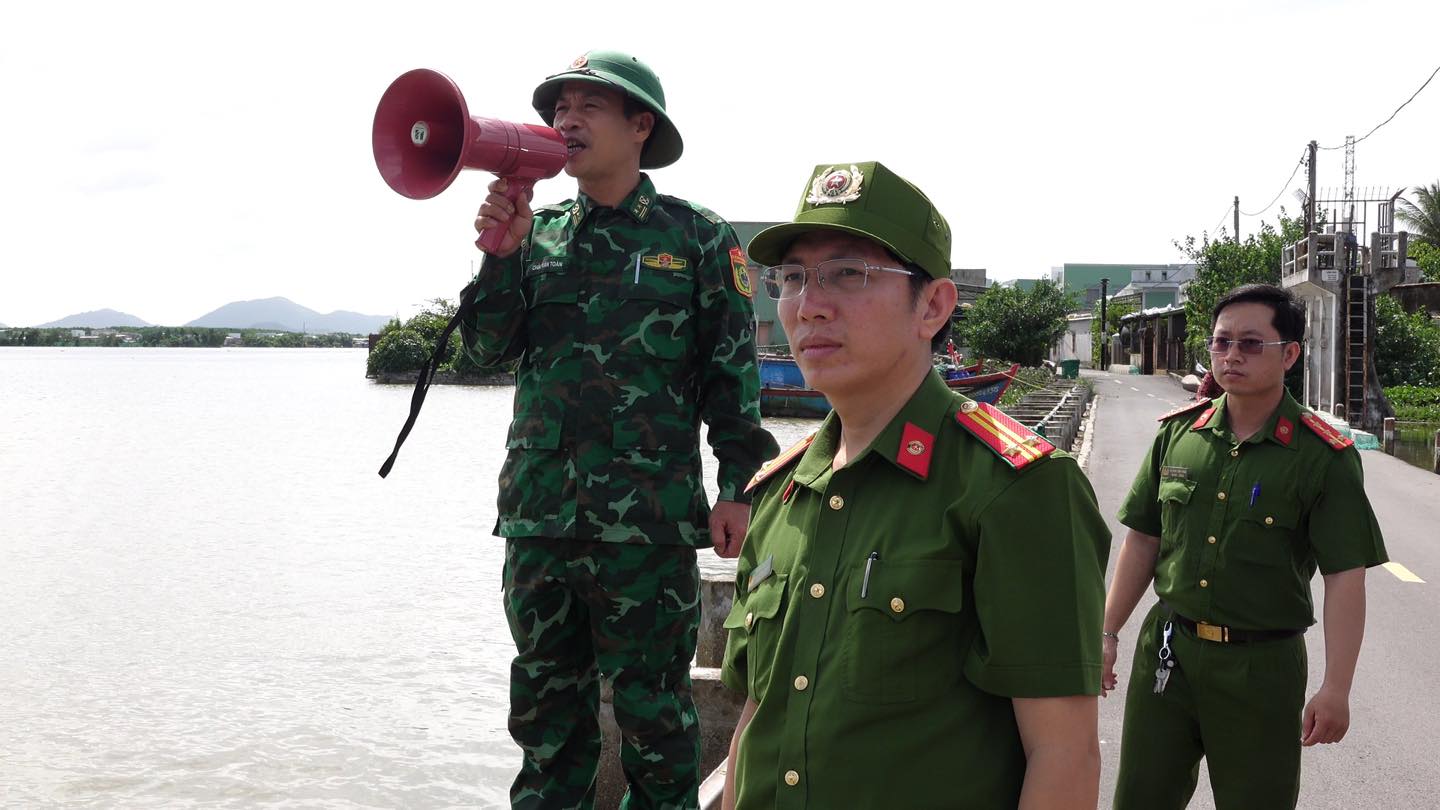 Công an Gia Lai di dời, chằng chống nhà cửa giúp dân chống bão- Ảnh 3.