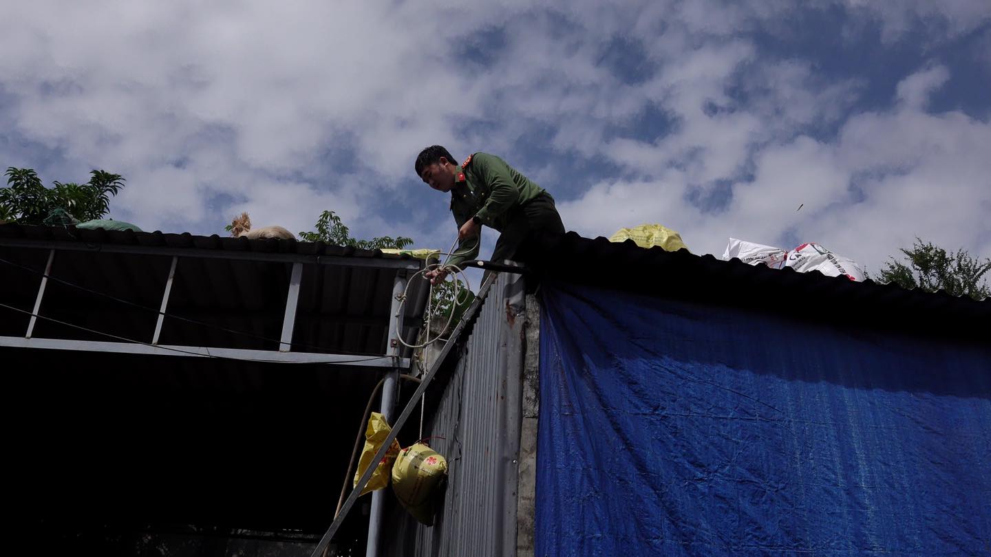 Công an Gia Lai di dời, chằng chống nhà cửa giúp dân chống bão- Ảnh 4.