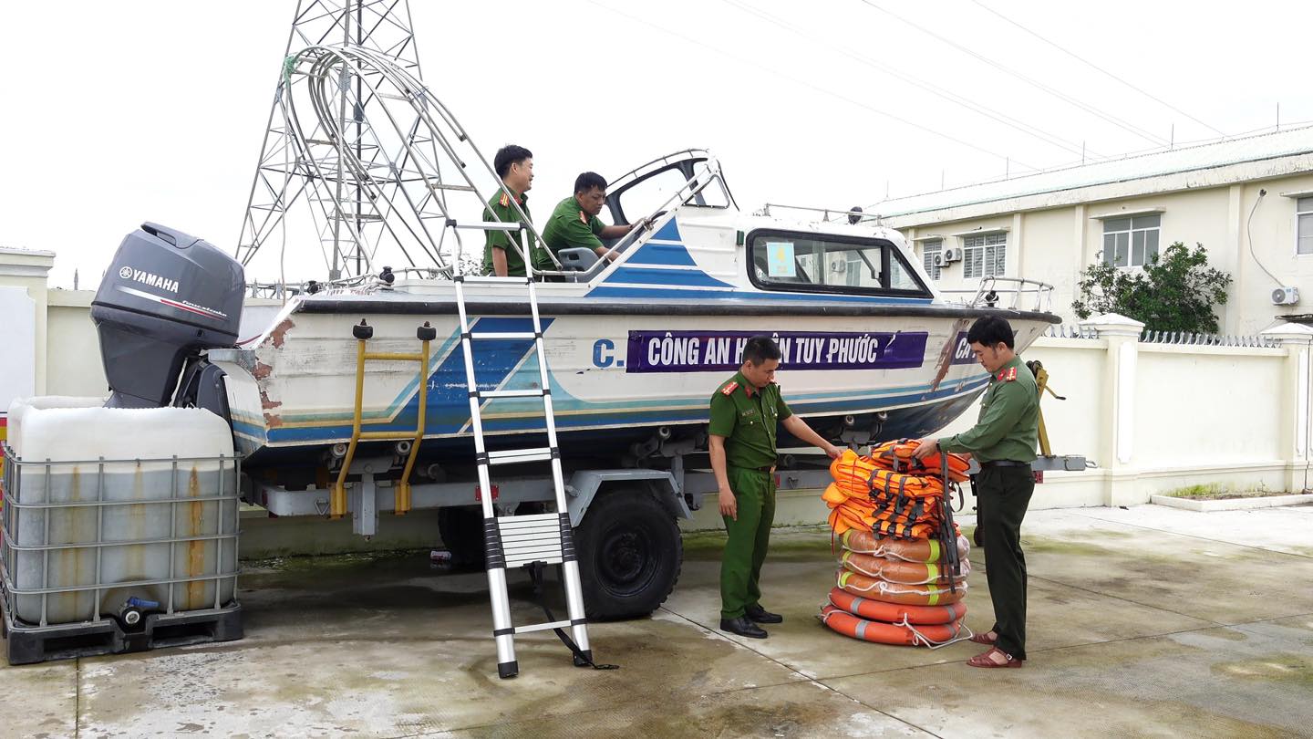 Công an Gia Lai di dời, chằng chống nhà cửa giúp dân chống bão- Ảnh 6.