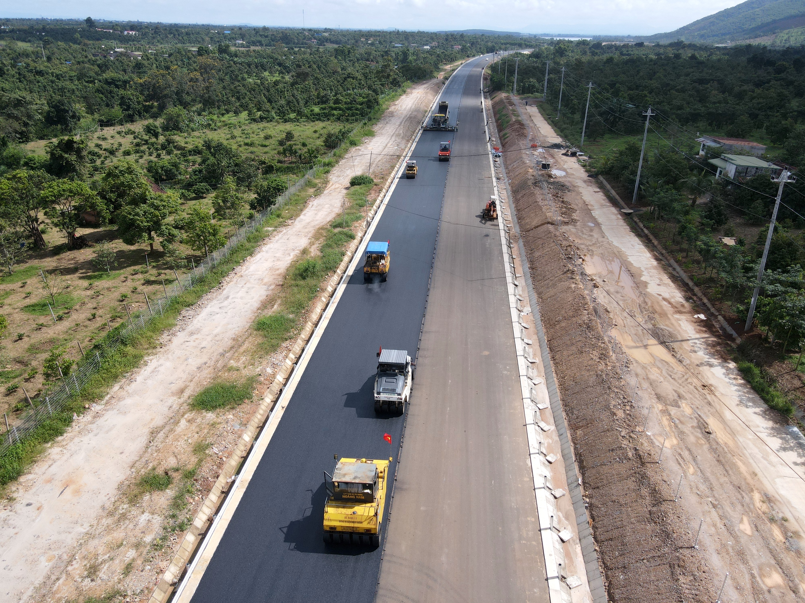 Cận cảnh từng mét thảm bê tông nhựa định hình diện mạo cao tốc Khánh Hòa - Buôn Ma Thuột- Ảnh 1.