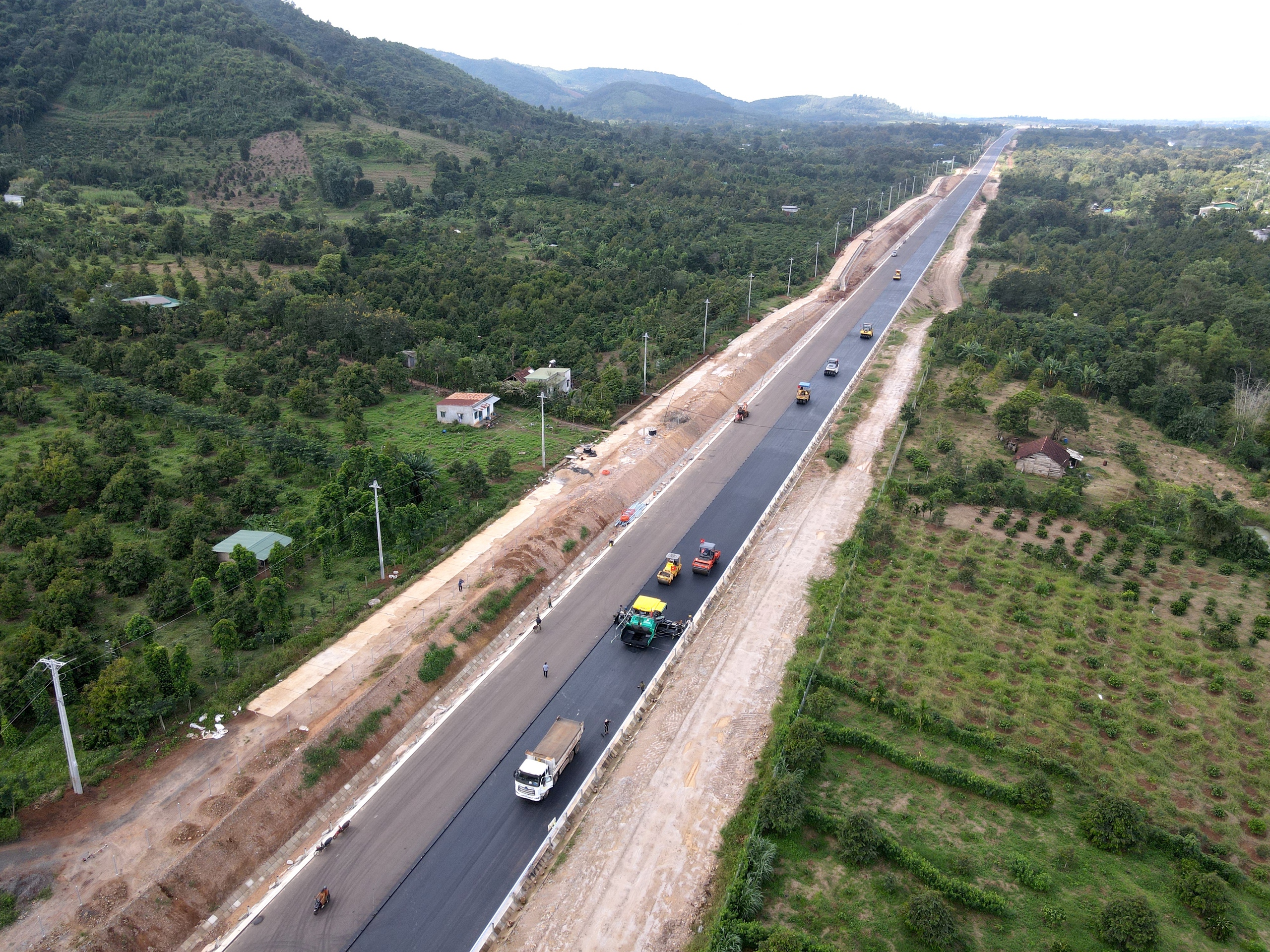Cận cảnh từng mét thảm bê tông nhựa định hình diện mạo cao tốc Khánh Hòa - Buôn Ma Thuột- Ảnh 11.