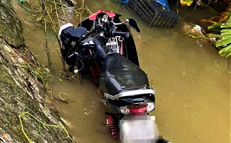 Xe máy của nạn nhân lao xuống lề đường gây tai nạn. Xe máy của nạn nhân lao xuống lề đường gây tai nạn.