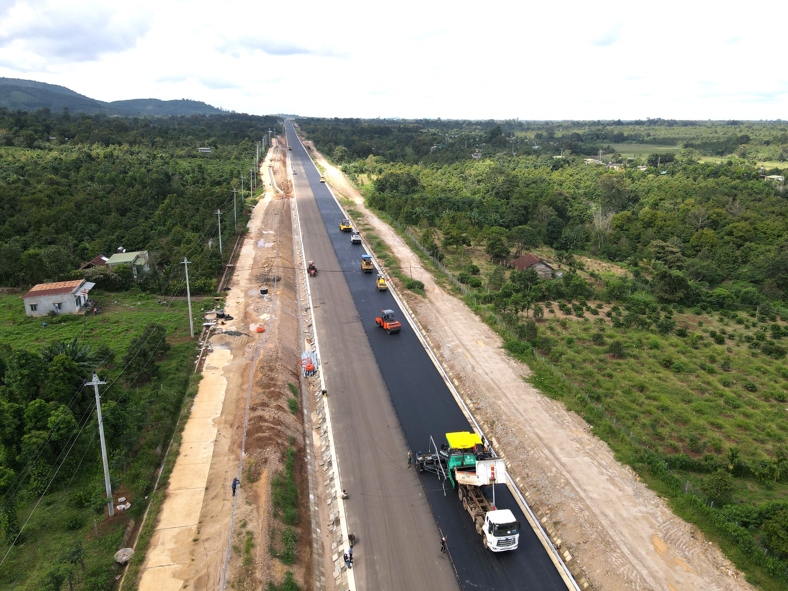 Cận cảnh từng mét thảm bê tông nhựa định hình diện mạo cao tốc Khánh Hòa - Buôn Ma Thuột- Ảnh 10.