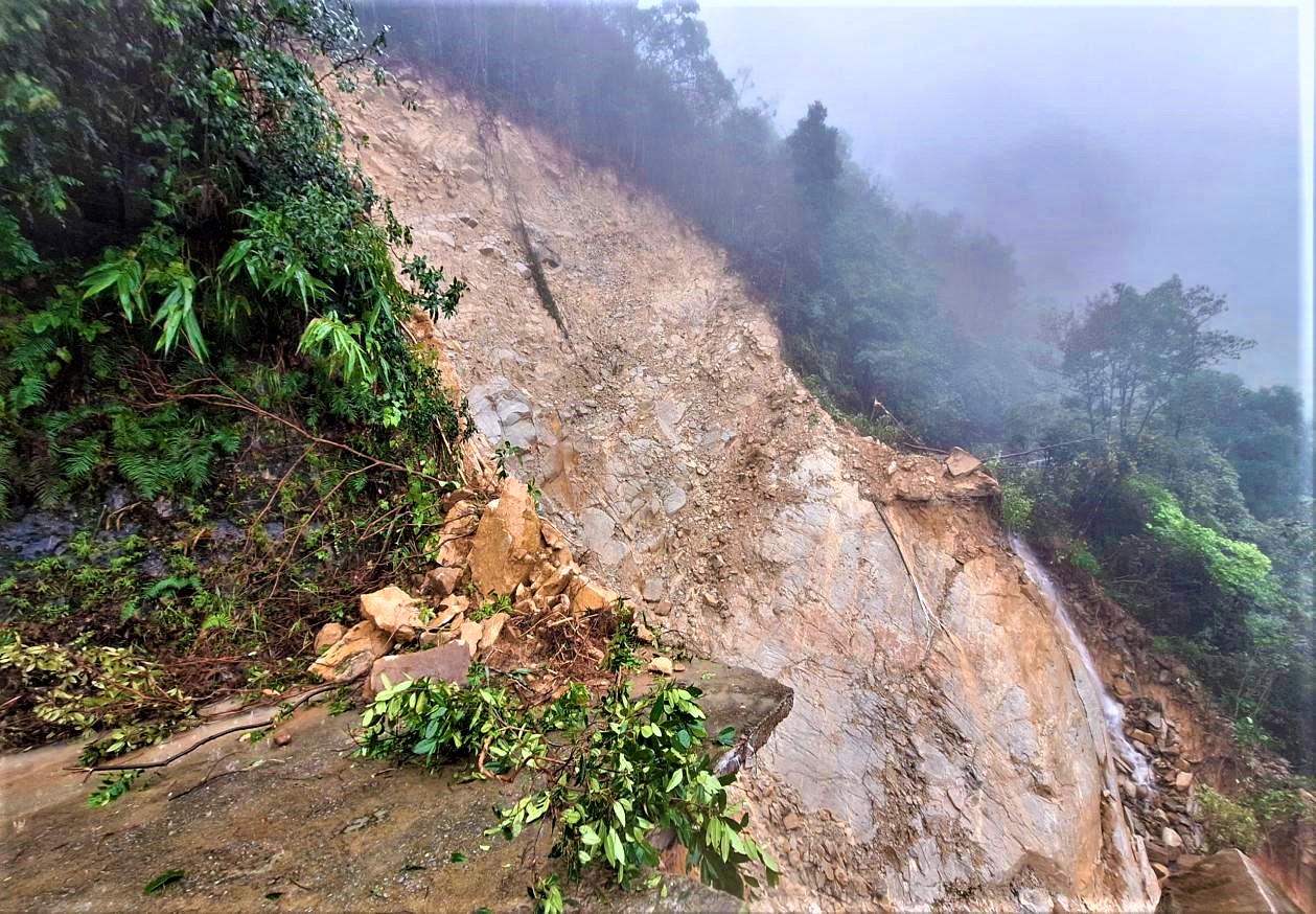 Toàn cảnh tuyến đường lên đỉnh Bạch Mã sạt lở nghiêm trọng, cuốn trôi chốt bảo vệ- Ảnh 3. Toàn cảnh tuyến đường lên đỉnh Bạch Mã sạt lở nghiêm trọng, cuốn trôi chốt bảo vệ- Ảnh 3.