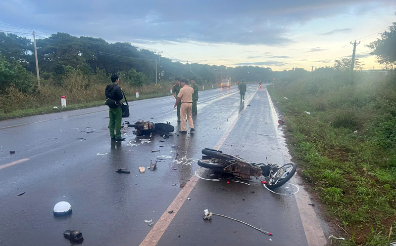 Hiện trường vụ tai nạn khiến bốn người thương vong. Hiện trường vụ tai nạn khiến bốn người thương vong.