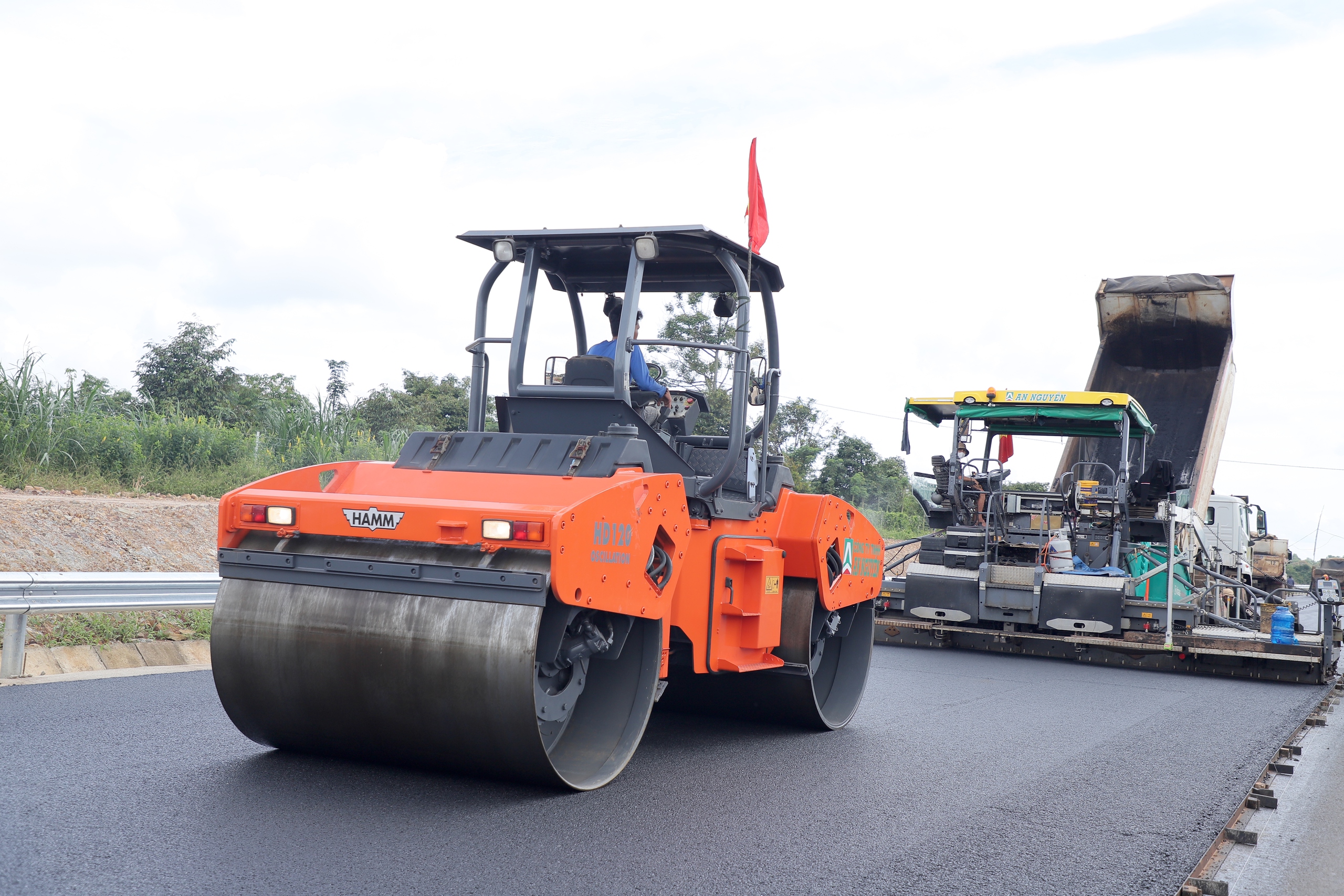 Cận cảnh từng mét thảm bê tông nhựa định hình diện mạo cao tốc Khánh Hòa - Buôn Ma Thuột- Ảnh 4.