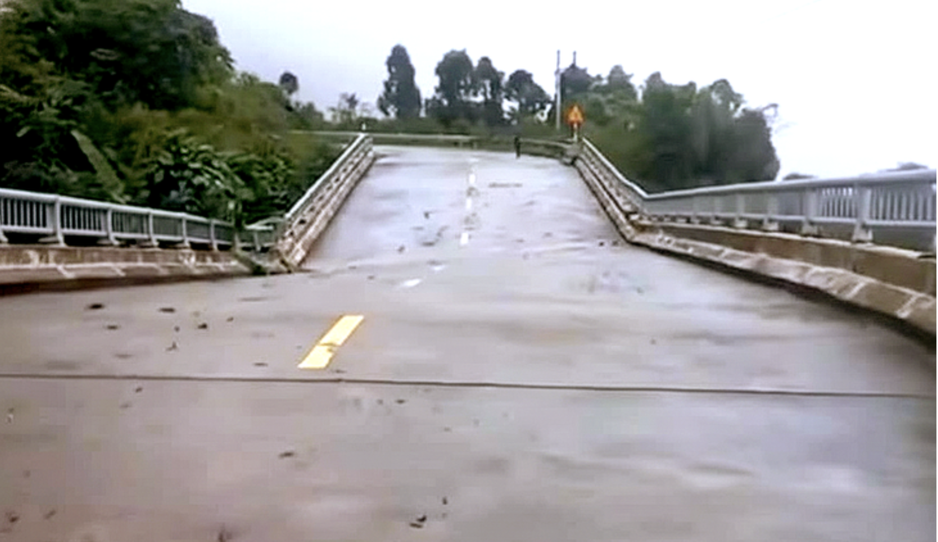 Bộ Xây dựng công bố tình huống khẩn cấp thiên tai tại cầu trên đường Hồ Chí Minh- Ảnh 1. Bộ Xây dựng công bố tình huống khẩn cấp thiên tai tại cầu trên đường Hồ Chí Minh- Ảnh 1.